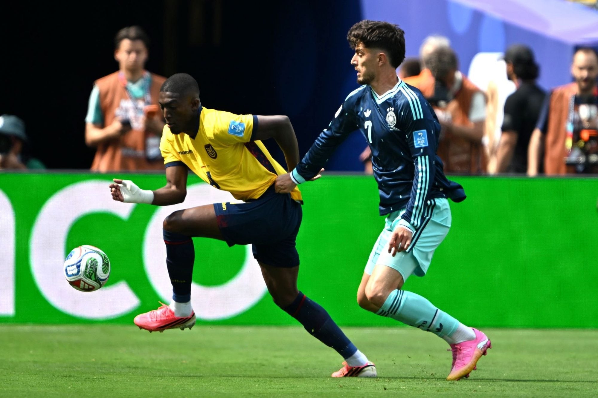 El ecuatoriano Joel Ordóñez se lleva la pelota ante Kai Havertz