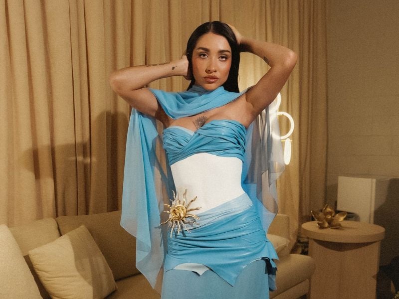 En medio de la campaña anti Argentina, María Becerra ondeó la bandera celeste y blanca en pleno show en España