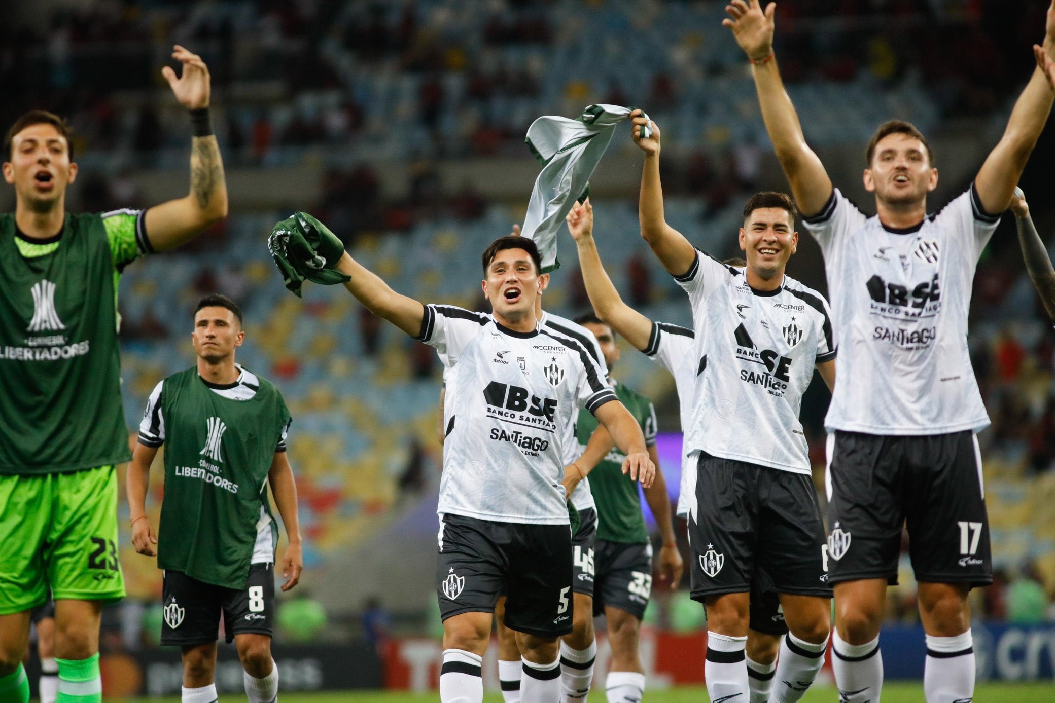 Los jugadores de Central Córdoba y su inolvidable festejo en el Maracaná, luego de derrotar a Flamengo