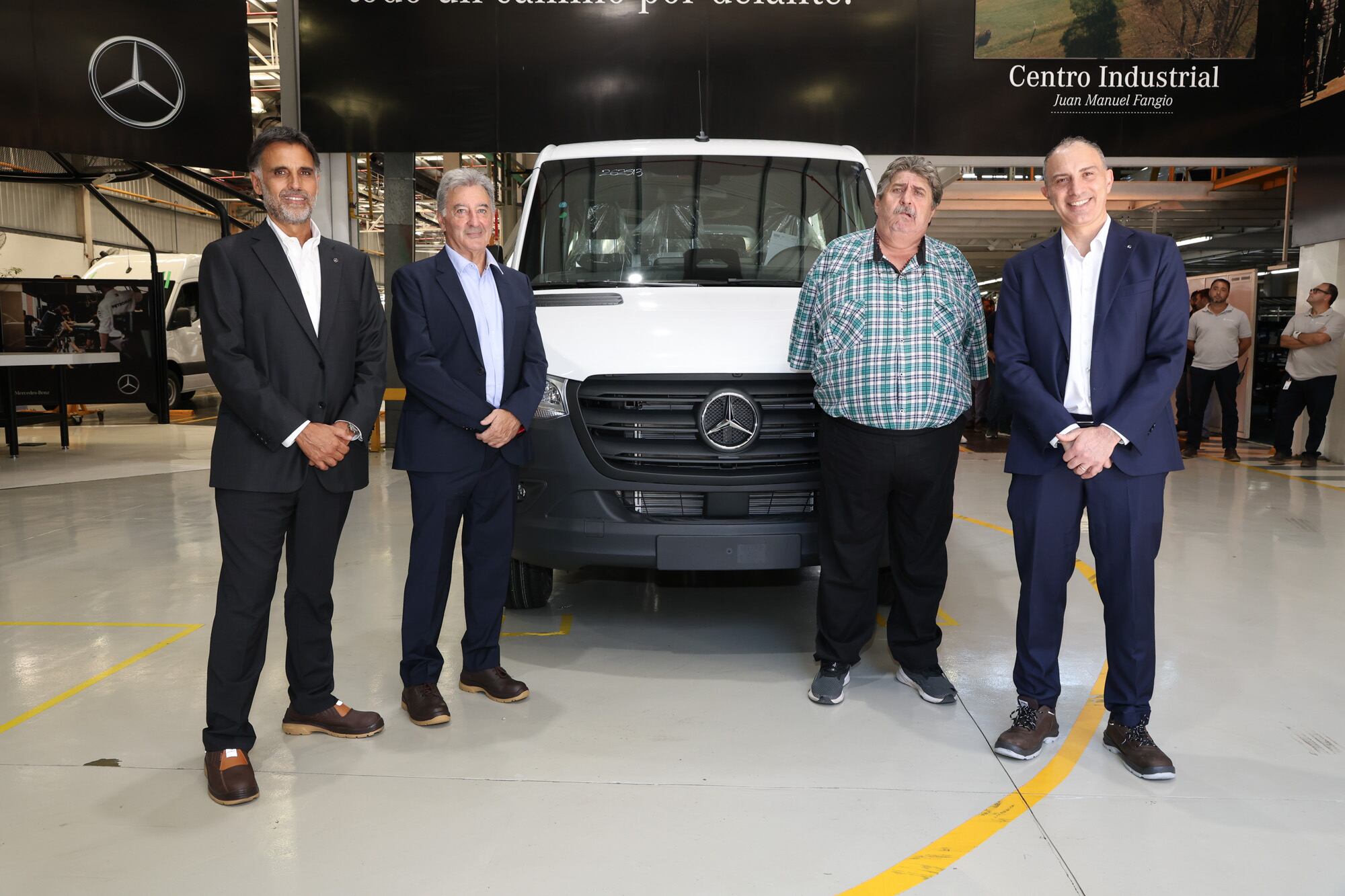 Manuel Mantilla, presidente y CEO de Mercedes-Benz Argentina; Daniel Herrero, presidente y CEO de Prestige Auto; Ricardo Pignanelli, secretario general del SMATA y Francesco Ciancia, responsable de la operación productiva a nivel mundial para Vans en Mercedes-Benz, en febrero, luego del anuncio de la venta de la compañía