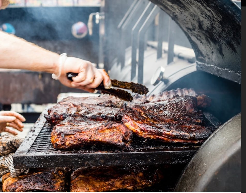 Hamburguesas, ribs y salchichas artesanales en La Rural: cuál es el precio de los platos del festival de ahumados