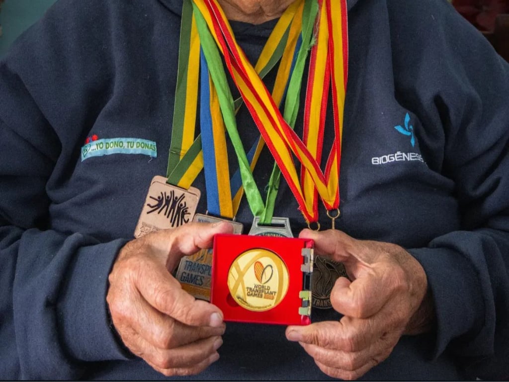 Alberto luciendo algunas de sus medallas.