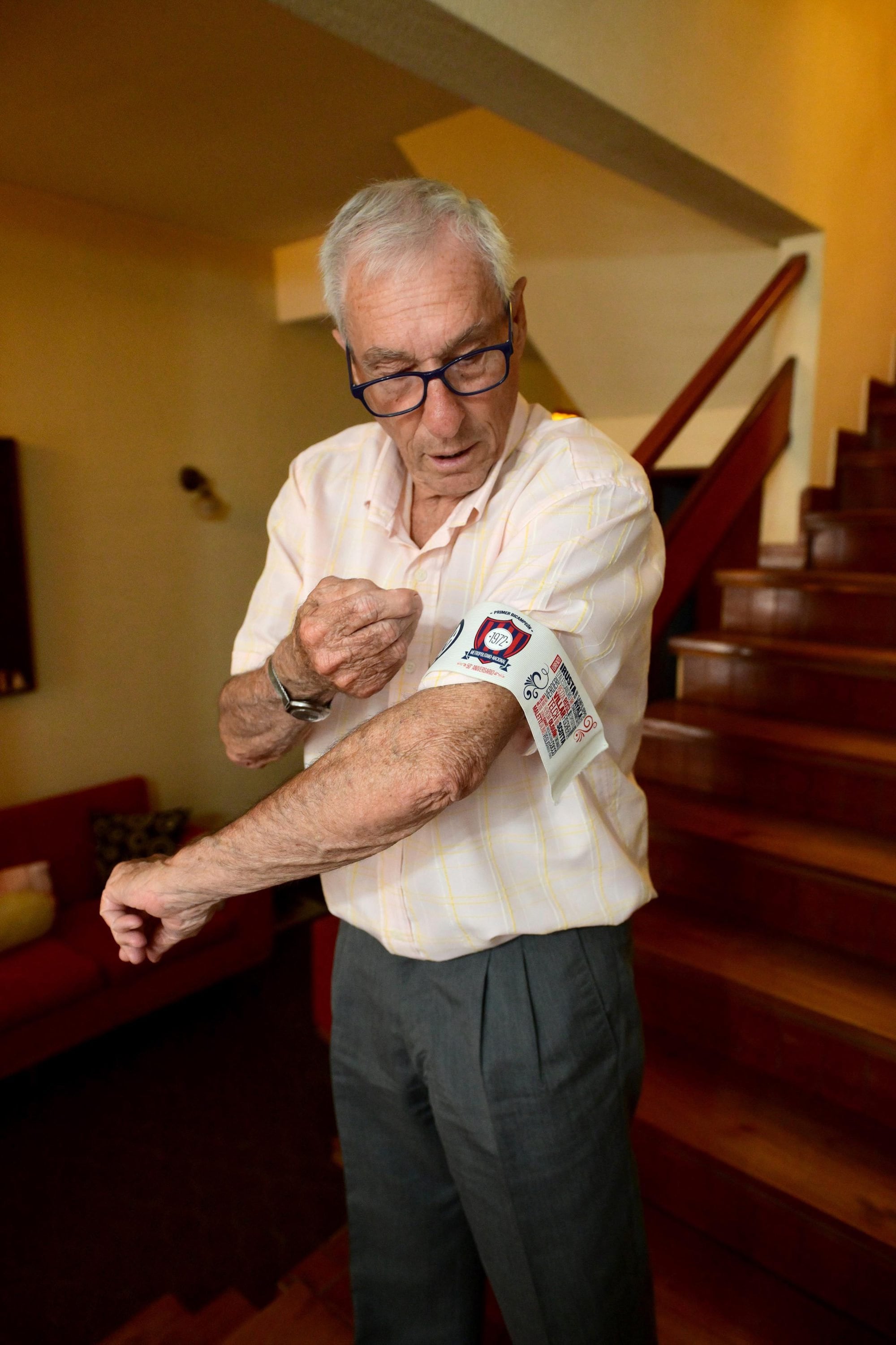 Antonio Rosl y una emblemática cinta de capitán con los colores del Ciclón