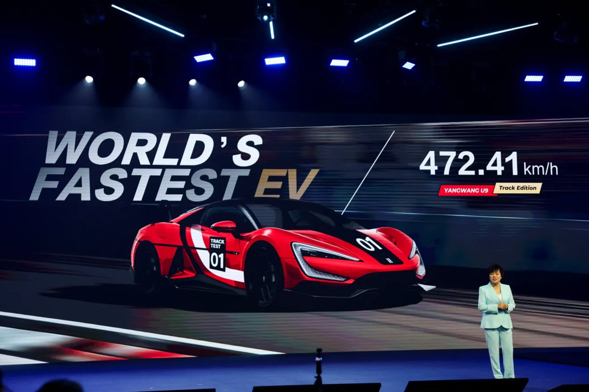 Stella Li, encargada de las negociaciones de BYD para ingresar en la Fórmula 1, presenta el récord de velocidad del Yangwang U9 Track Edition, auto deportivo eléctrico de ultra alto rendimiento desarrollado por la división de lujo de la marca china