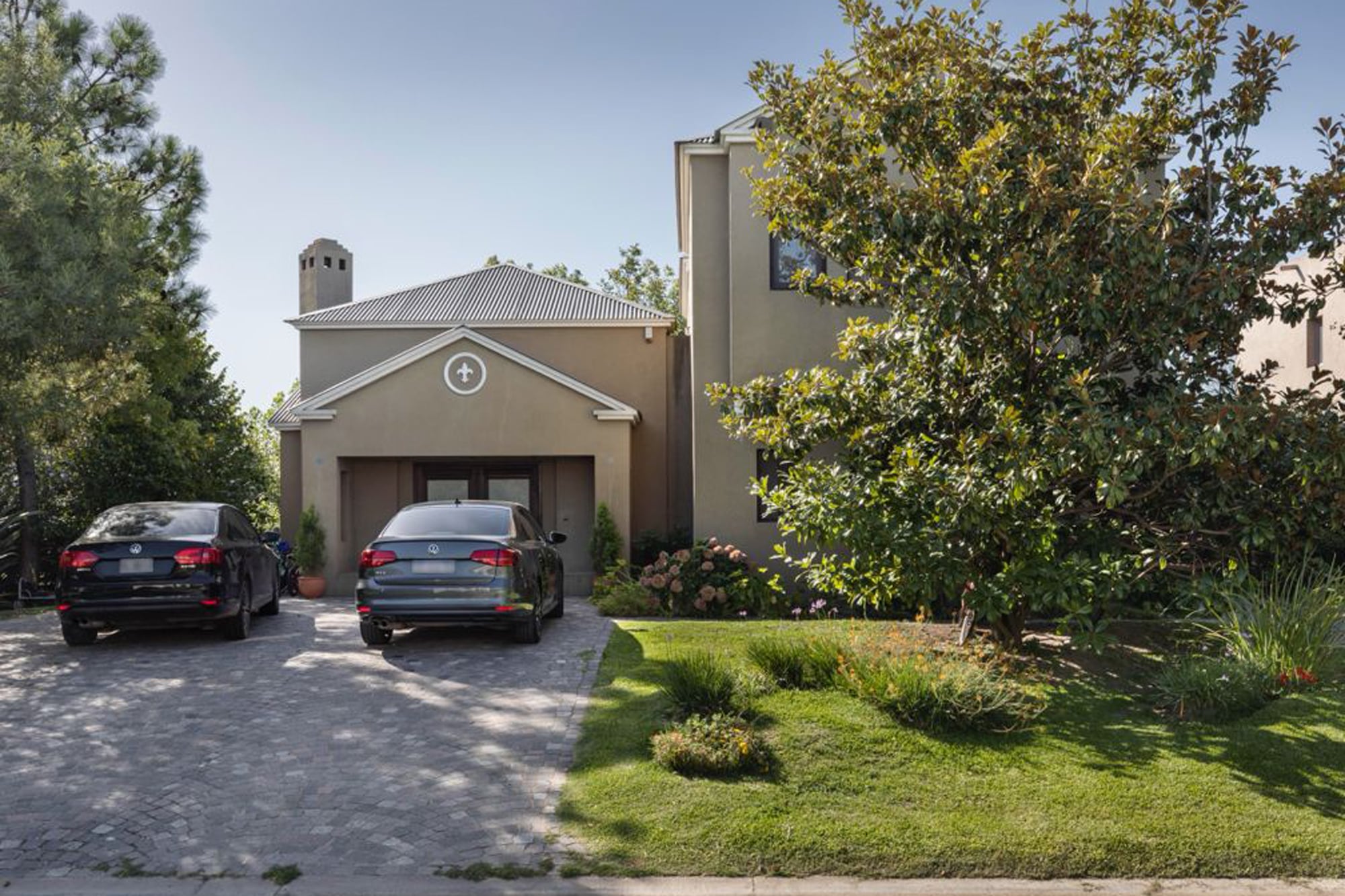 El sur del Gran Buenos Aires mantiene una impronta rural, con quintas amplias, arboleda y espacios pensados para familias