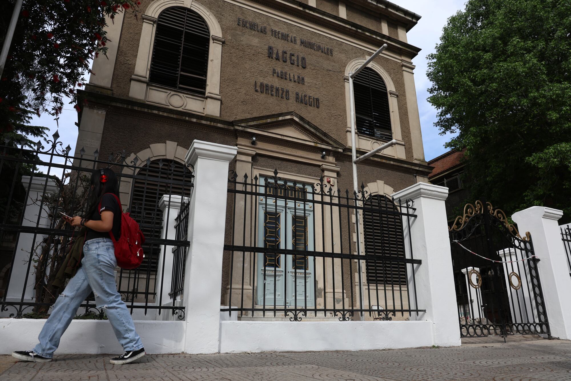 La esquina de la Avenida del Libertador y Vedia, en un extremo del barrio porteño de Núñez, es un constante ir y venir de chicos