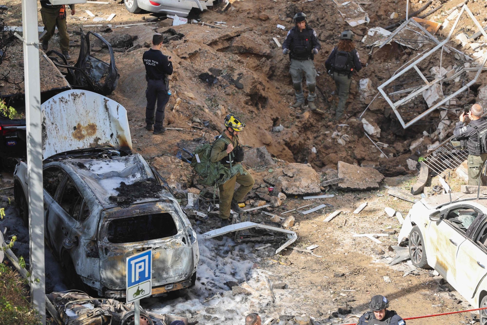 Servicios de emergencia israelíes rodean los escombros de un edificio tras el ataque de un misil iraní este martes