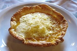 Tarta de choclo, queso y cebolla