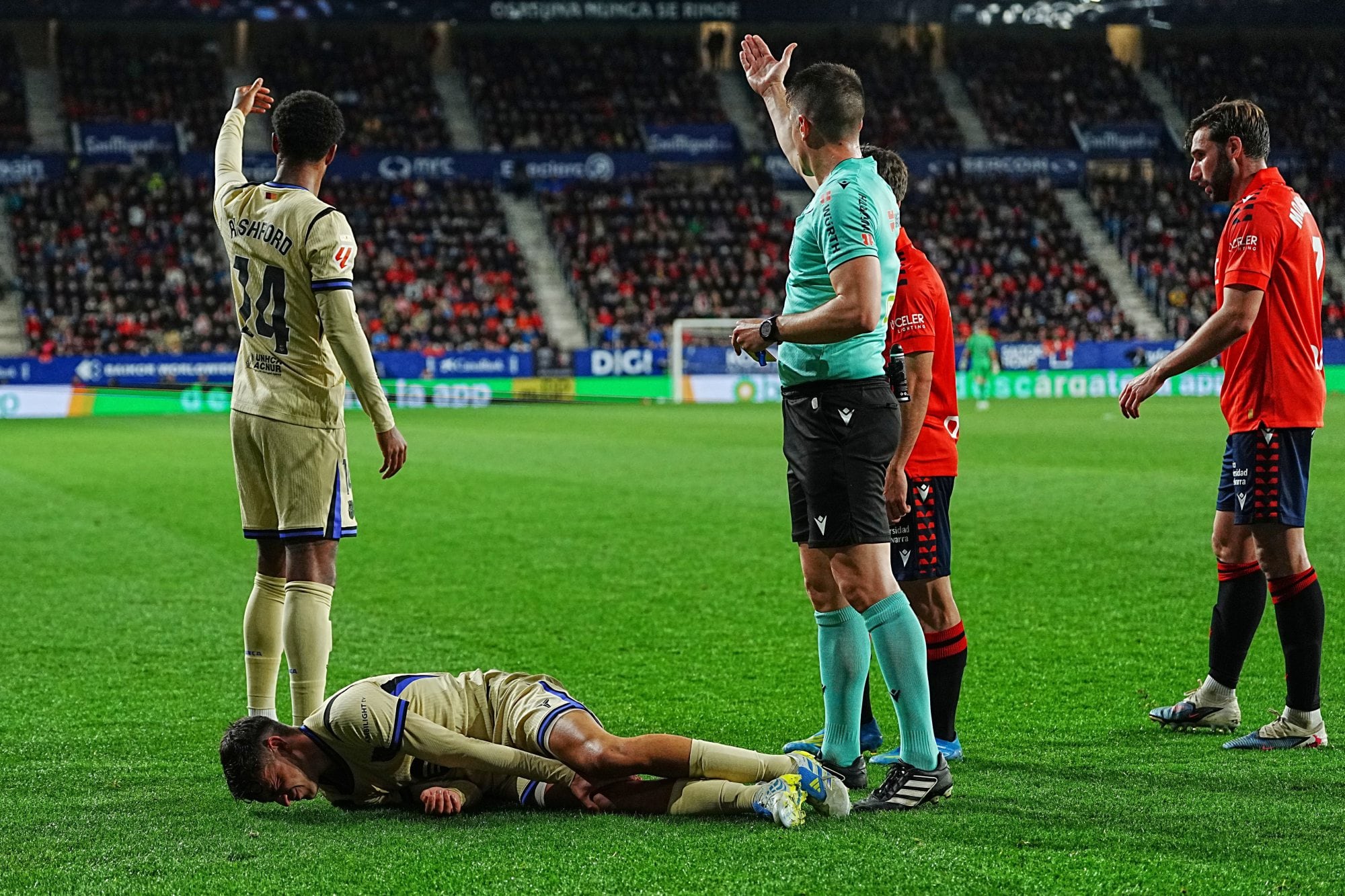 La preocupación de Barcelona y toda España: Pedri se tomó la rodilla derecha tras una dura falta minutos antes de los dos goles de su equipo: tras esa ventaja, dejó la cancha.