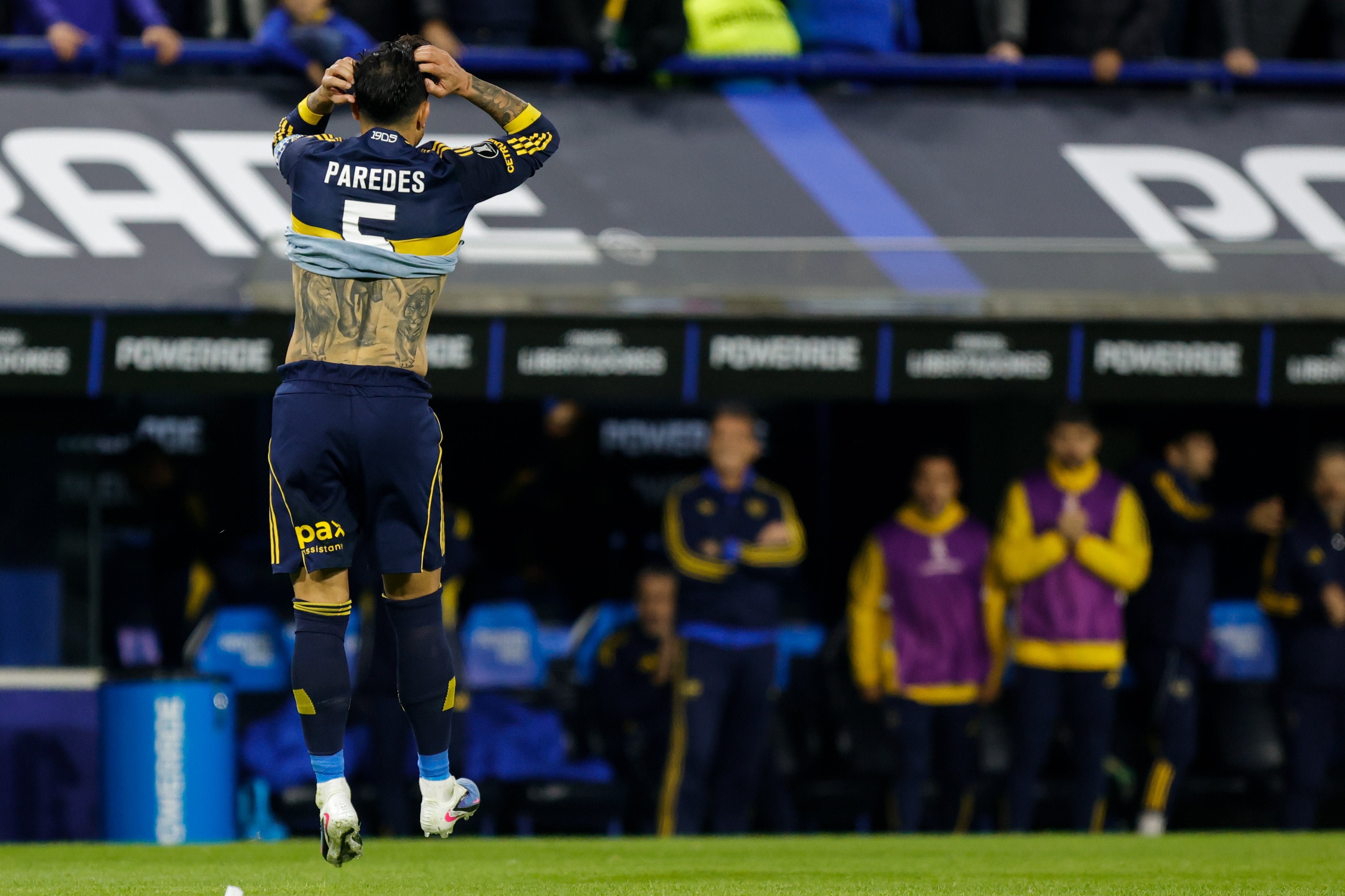 Leandro Paredes también tuvo la suya: un tiro libre desde la puerta del área que salió apenas pegado al palo izquierdo de Otávio.