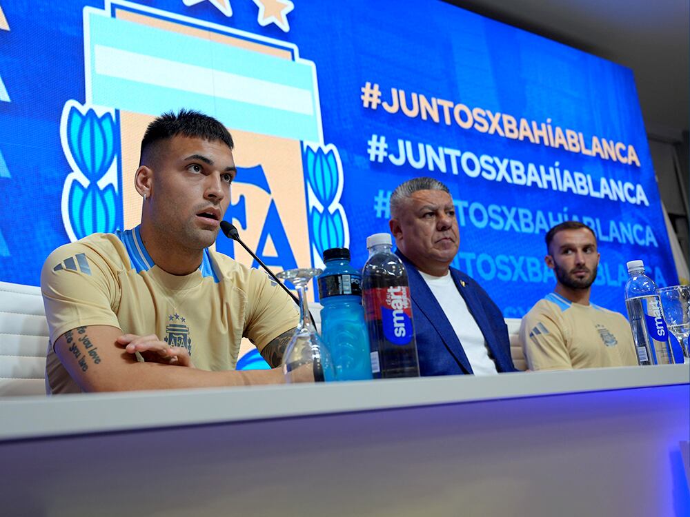 Lautaro Martínez, Claudio Tapia y Germán Pezzella en la presentación del partido solidario