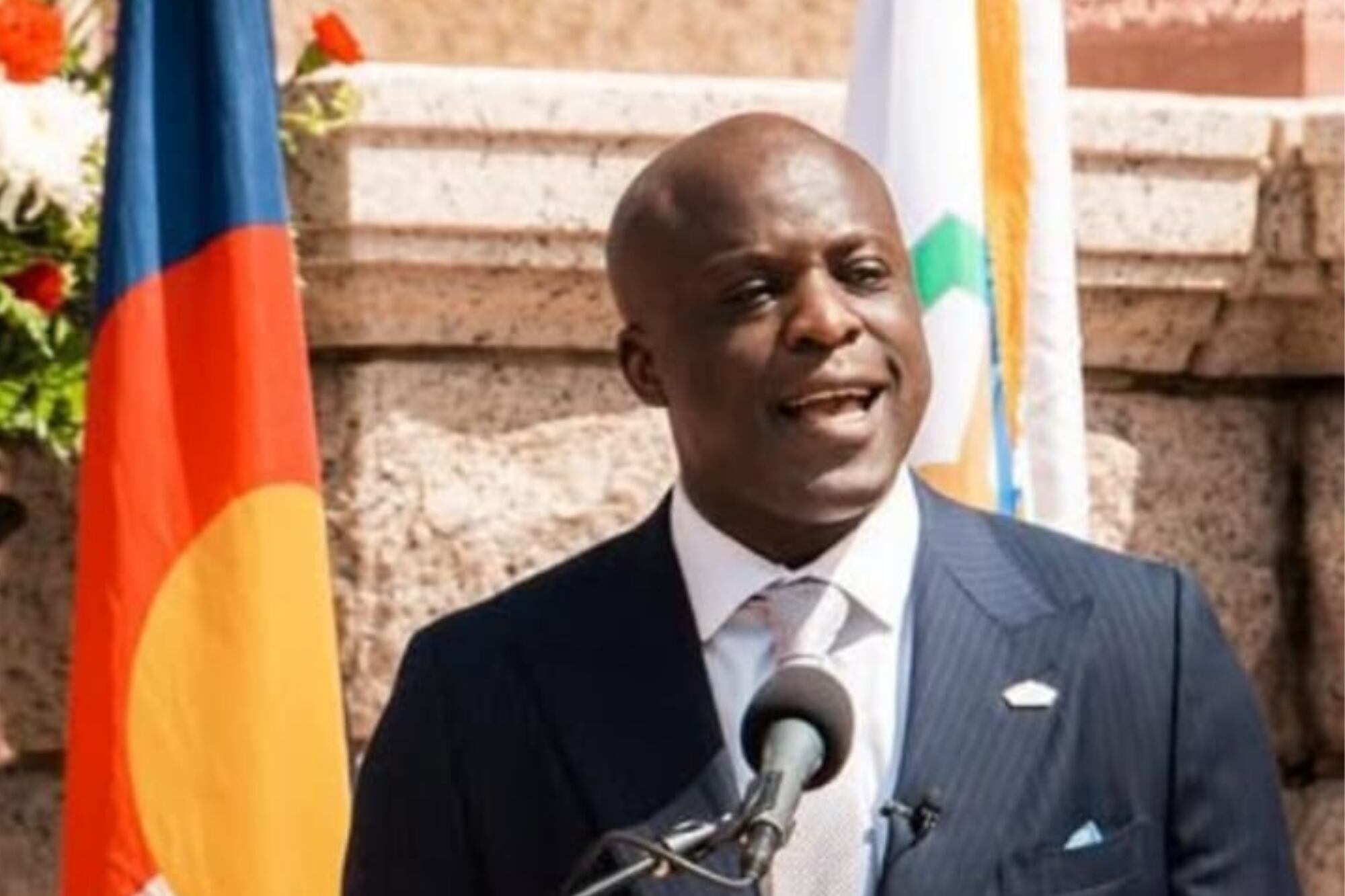 Su historia personal refleja superación y oportunidades que lo llevaron de Nigeria a Estados Unidos