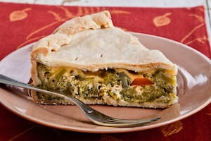 Tarta de brócoli, alcauciles, fontina y parmesano