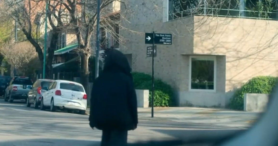 El personaje de Pilar Gamboa en la serie caminando hacia la casa de su ex marido