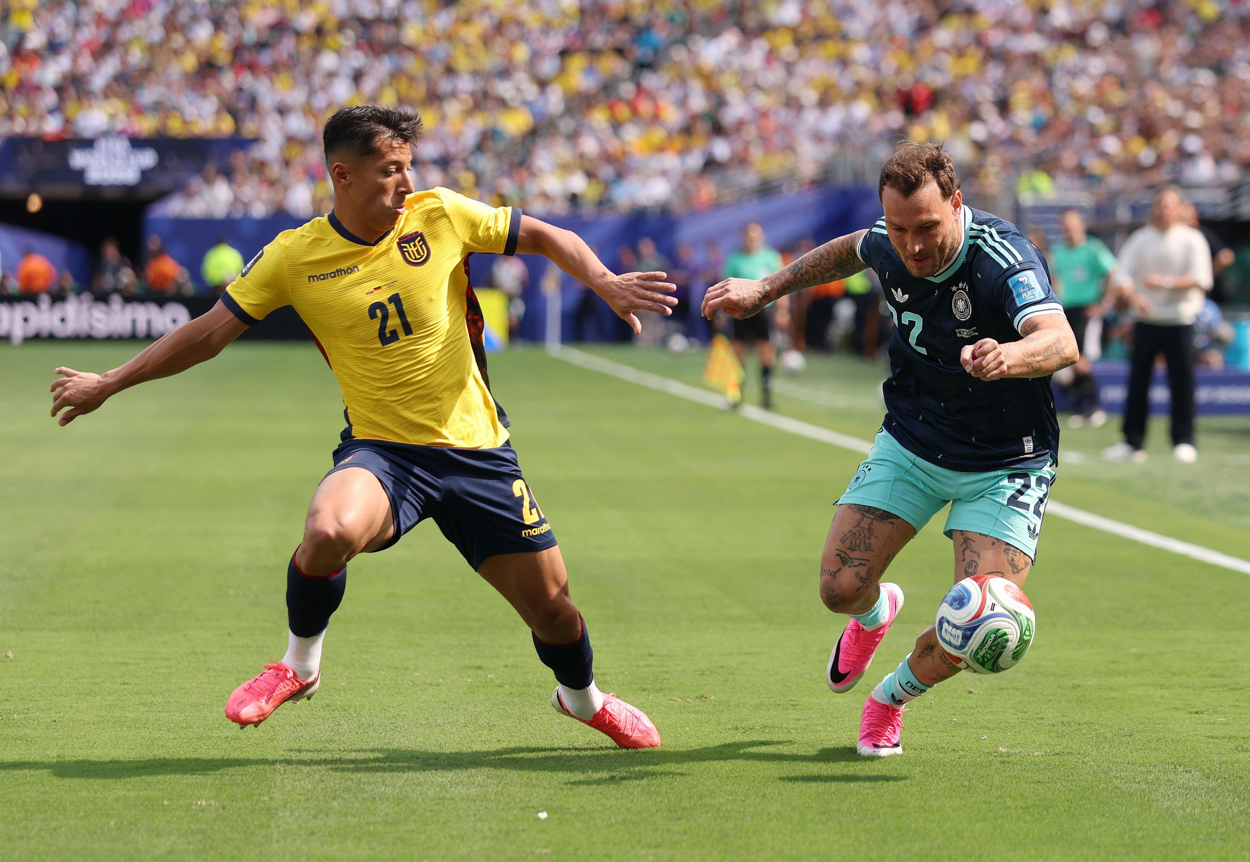 David Raum, de Alemania, se lleva la pelota ante el ecuatoriano Alan Franco