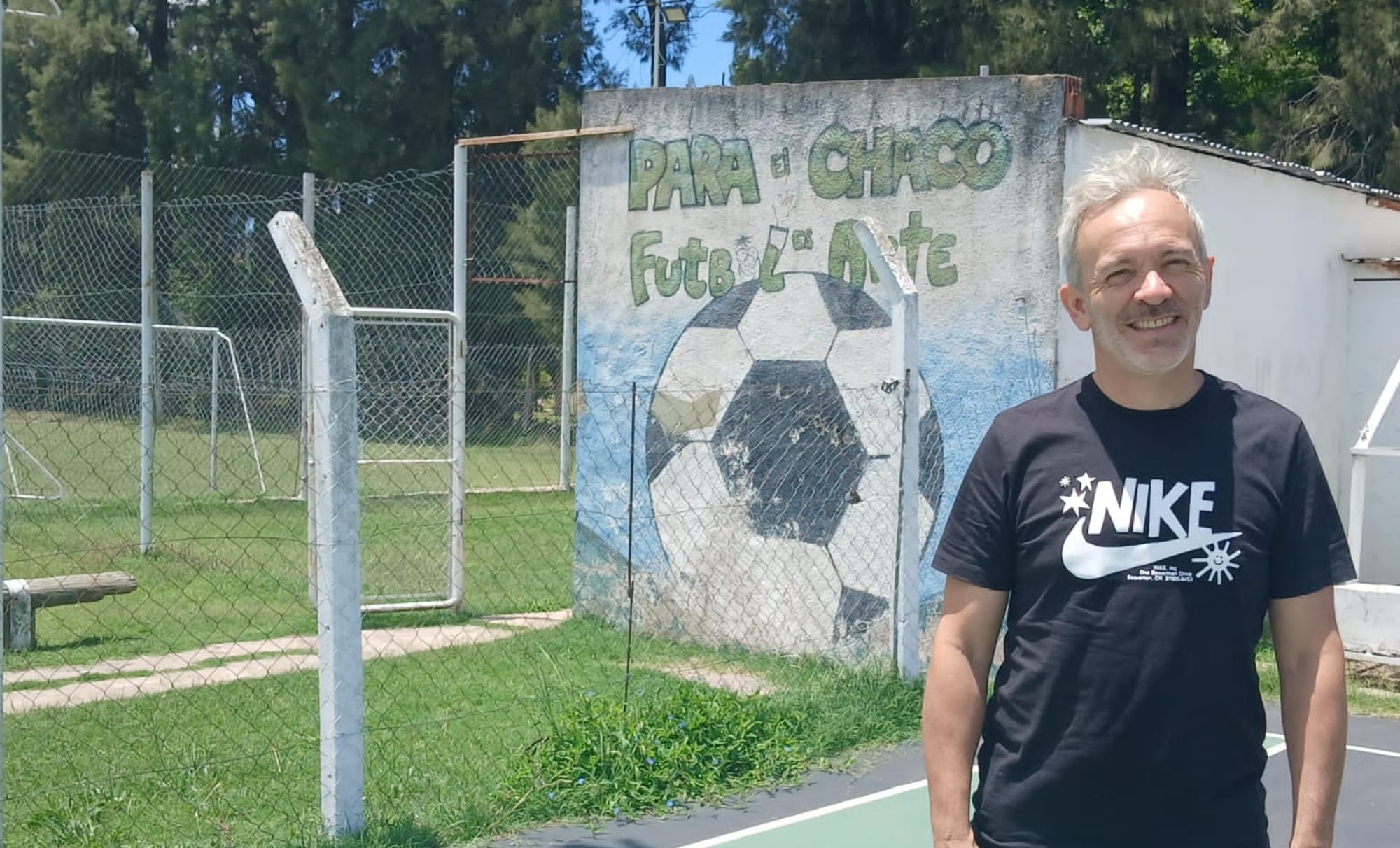 Fue vendedor ambulante, jugó al fútbol en Europa y fundó un club para sacar de la calle a cientos de chicos: “Irme de mi casa me salvó la vida”