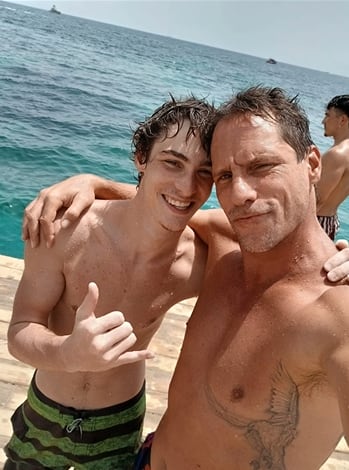 Silvestre es el hijo mayor de Valenzuela, fruto de su relación con Juana Viale; tiene 18 años y recientemente debutó como modelo (Foto: Instagram @gonzalovalenzuelaoficial)