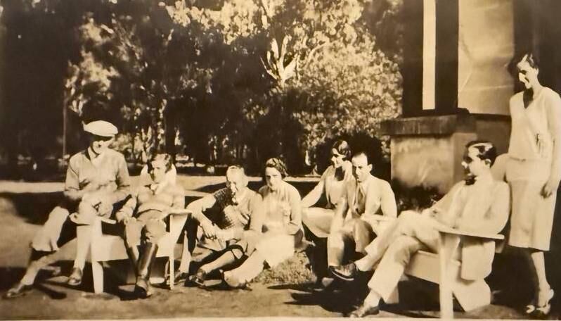 A principios de siglo pasado, Raquel Pueyrredon y Alejandro Lastra con amigos