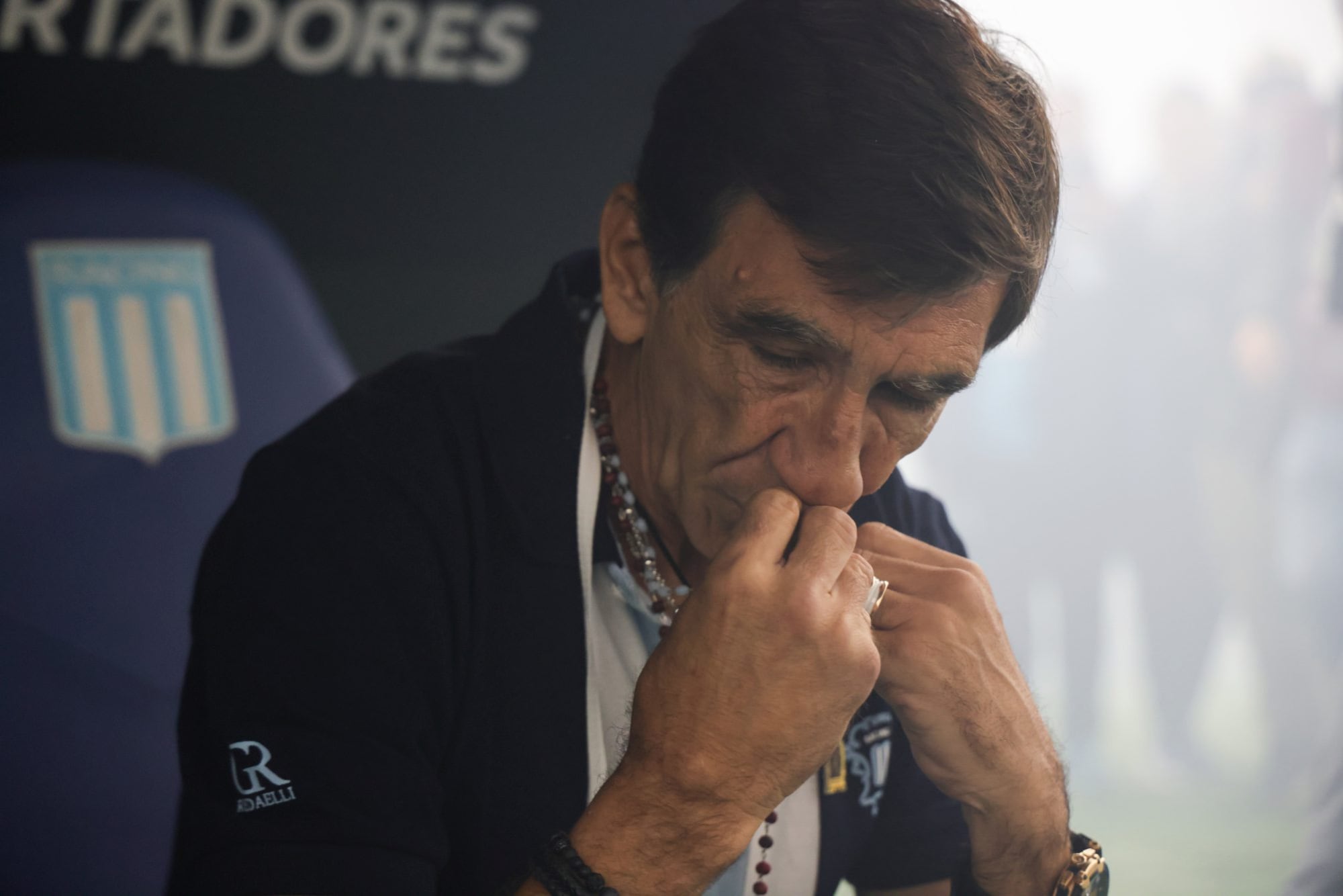 La fe de Gustavo Costas, que besa el rosario; el entrenador tendrá que motivar al grupo para ir por nuevos retos después de quedar eliminado de la Copa Libertadores