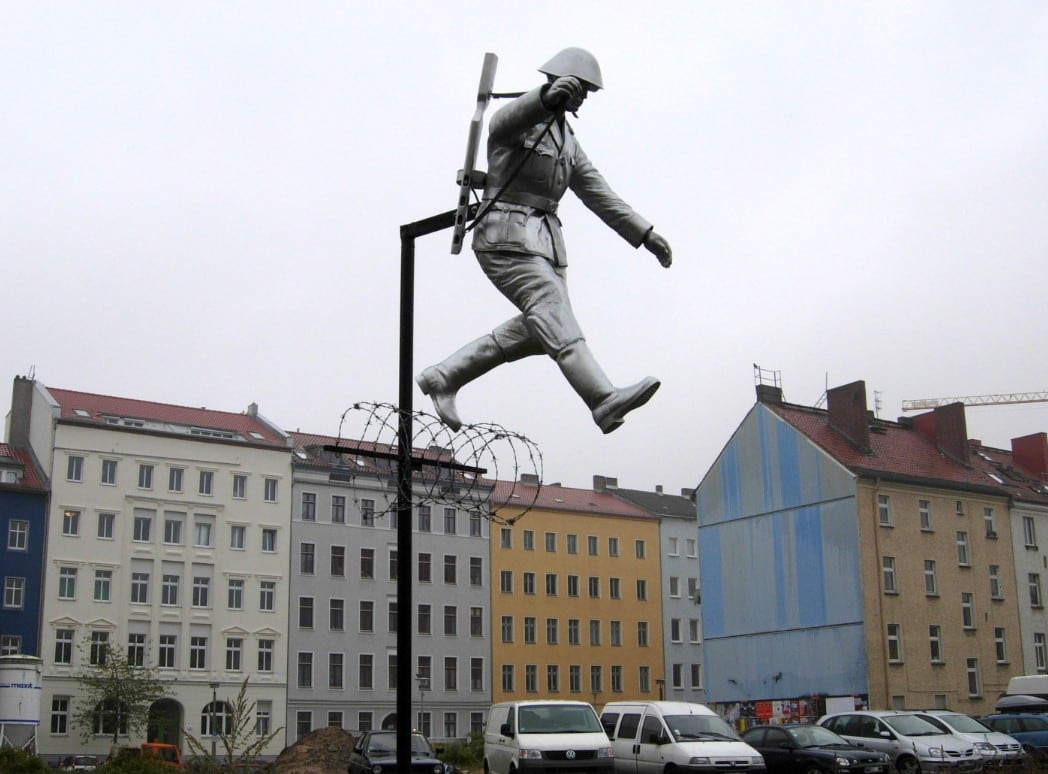 El salto a la libertad, la imagen que se convirtió en símbolo de la Guerra Fría y marcó para siempre a su protagonista 13 La imagen también fue llevada a una escultura. La obra, conocida como Mauerspringer (“El que salta el Muro”) reproduce a Schumann suspendido sobre el alambre de púas (Wikimedia)