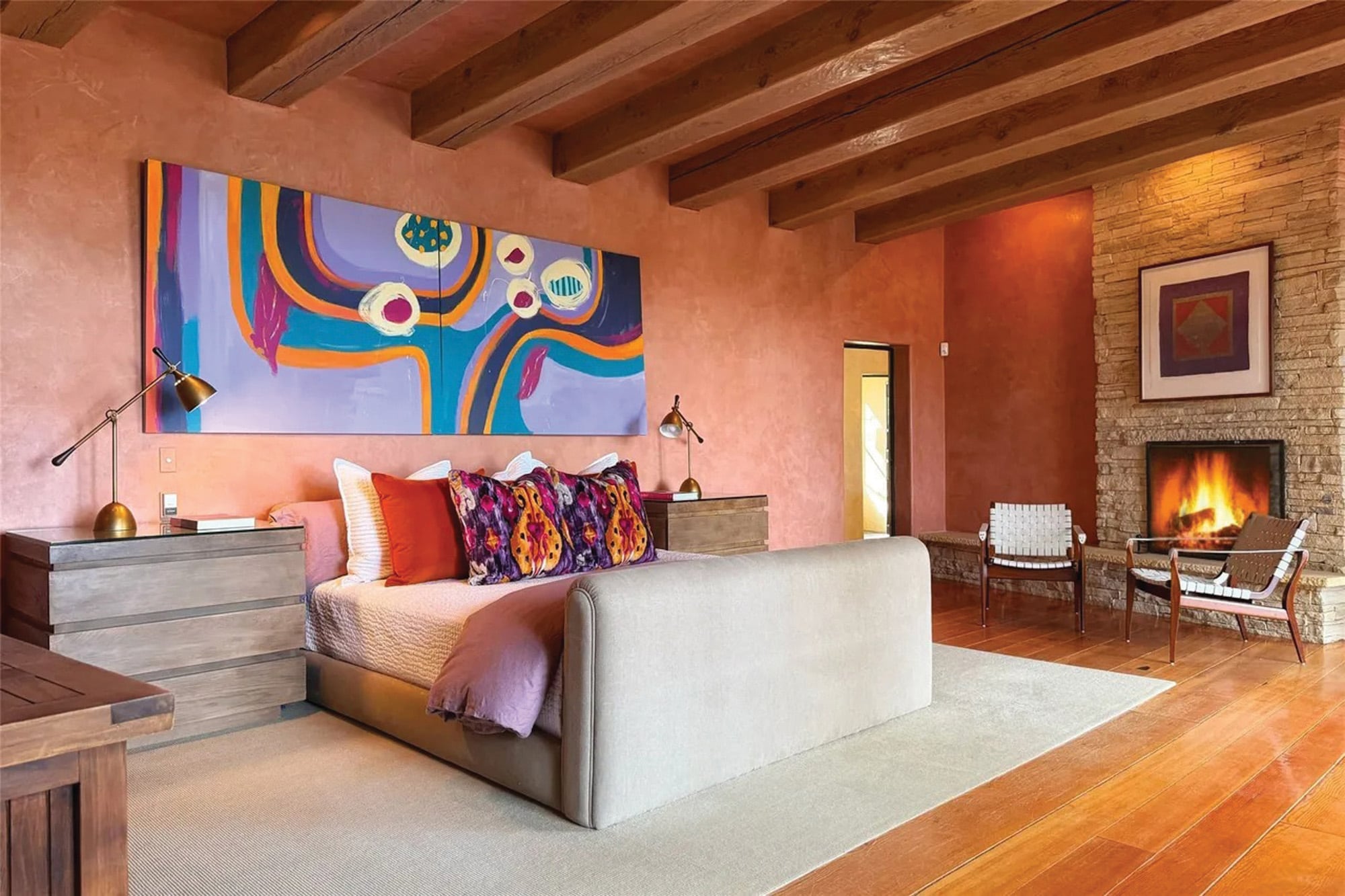 El dormitorio principal. El año pasado se subastaron por tres millones de dólares las obras de arte y recuerdos de la carrera del actor que había en la casa