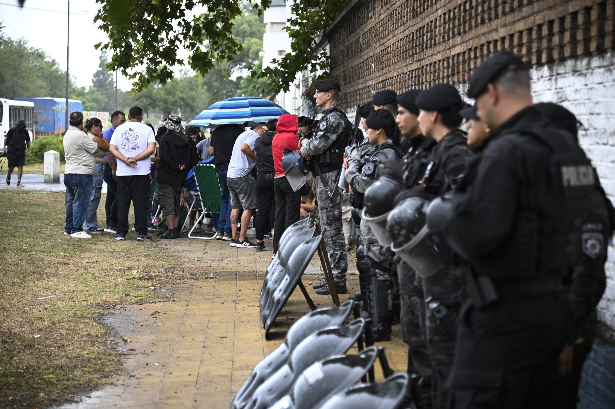Infantería fue desplegada para vigilar la protesta de familiares de policías