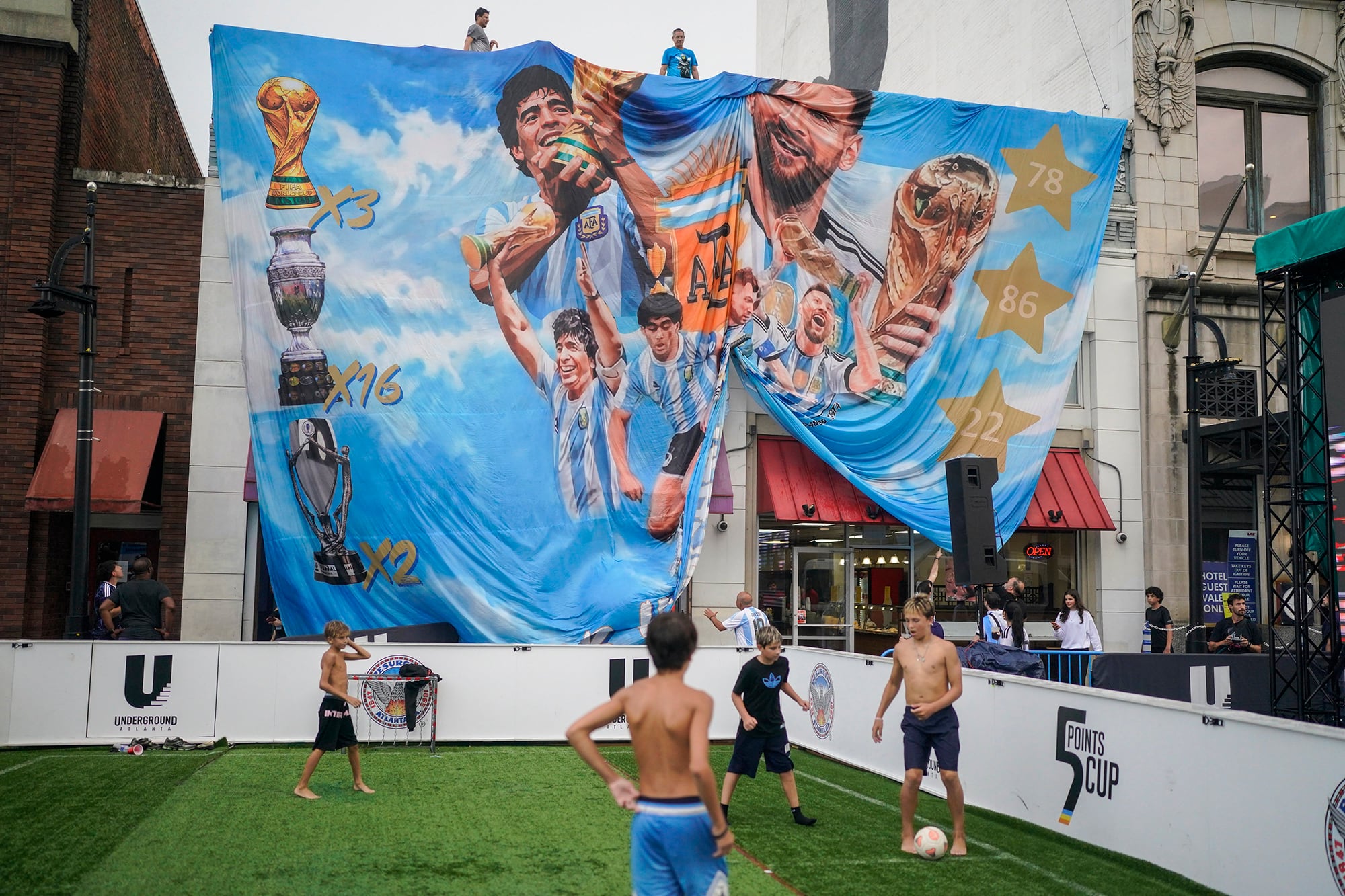 Banderazo de hinchas argentinos en la previa al partido ante Inglaterra en Atlanta