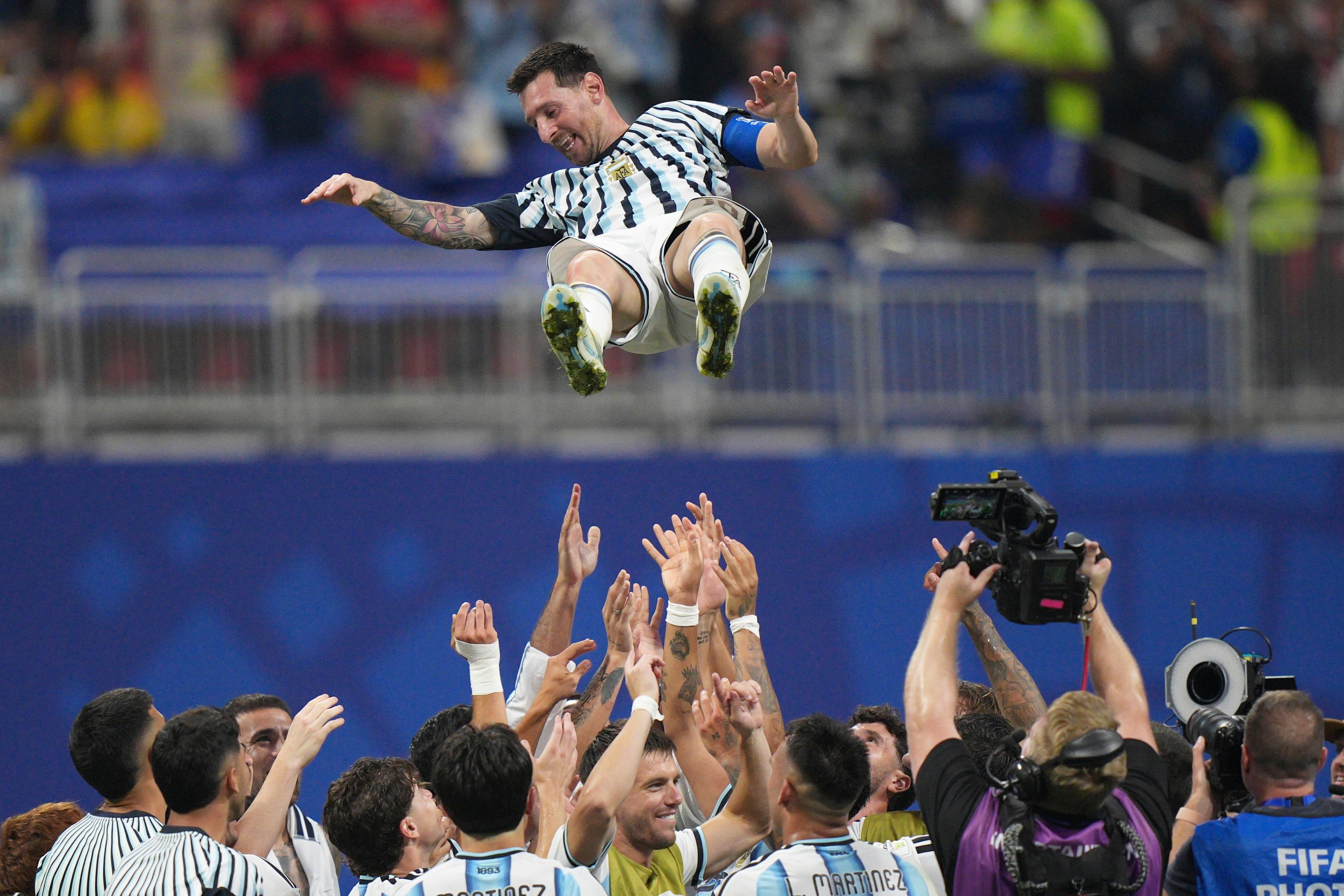 Los jugadores de Argentina levantan al capitán Lionel Messi (10) durante la celebración por el triunfo sobre Egipto en los octavos de final del Mundial en Atlanta, martes 7 de julio, 2026. (AP Foto/Jacob Kupferman)
