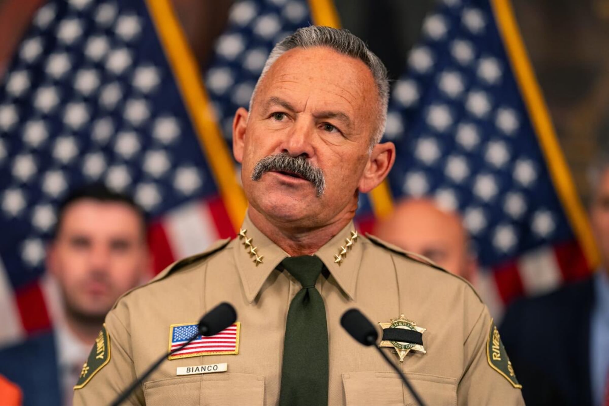 El reclamo de un sheriff de California que es candidato a gobernador: confiscó miles de papeletas