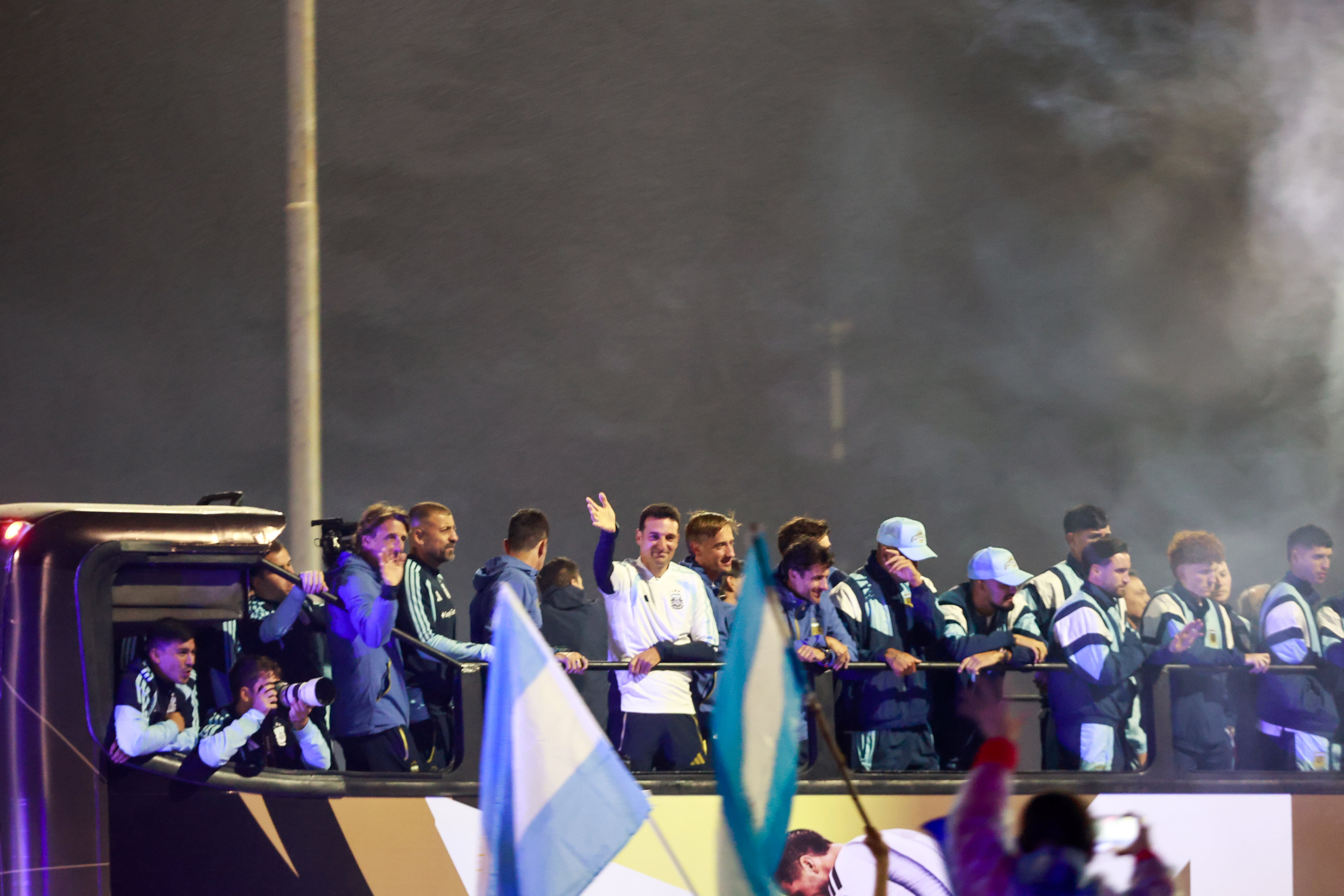 Lionel Scaloni saluda a la multitud congregada alrededor del micro
