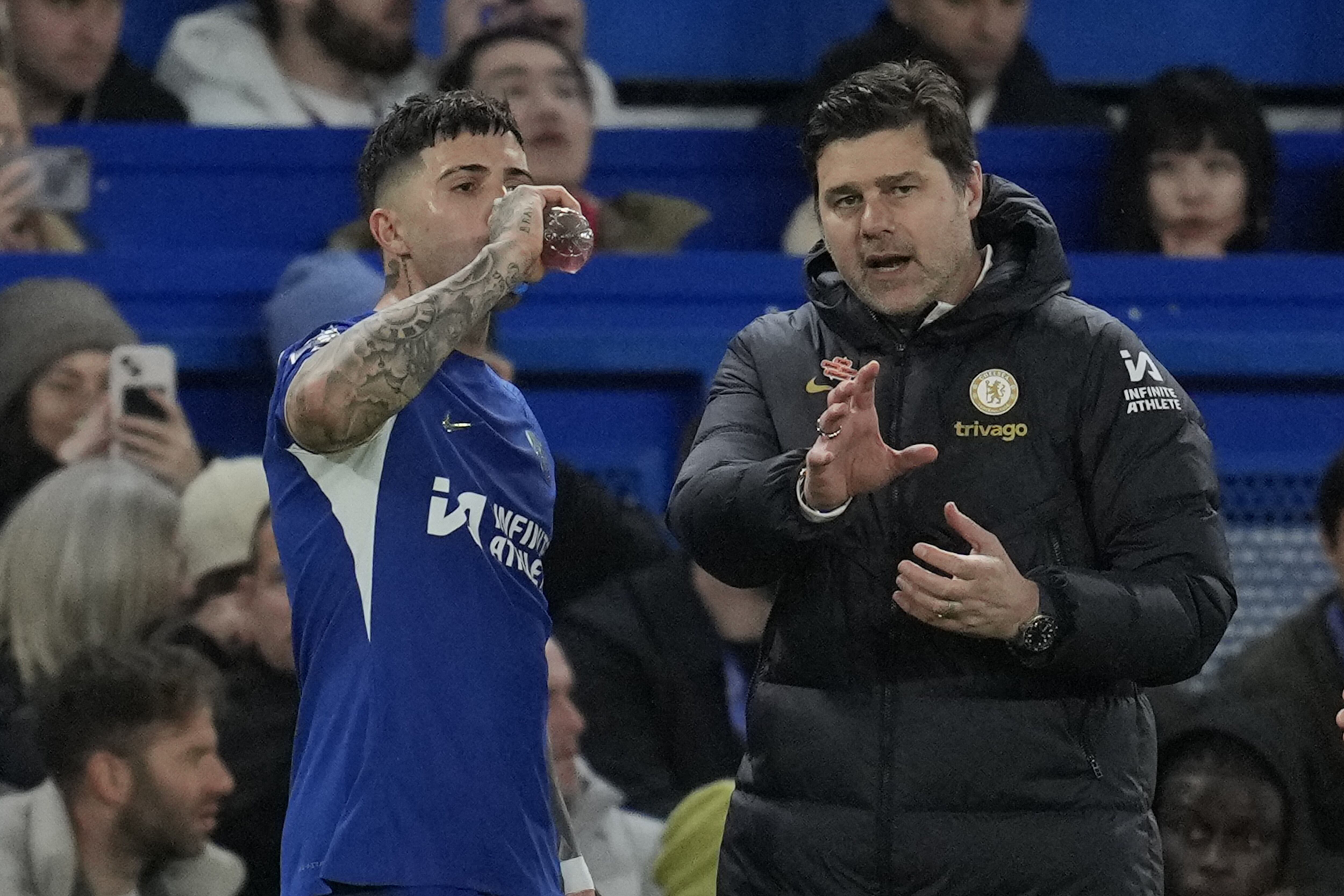 Mauricio Pochettino conversa con Fernández, que toma agua y debe tomar una decisión sobre su salud; por lo pronto, el DT citó al mediocampista para la semifinal de Copa FA de este sábado contra Manchester City.