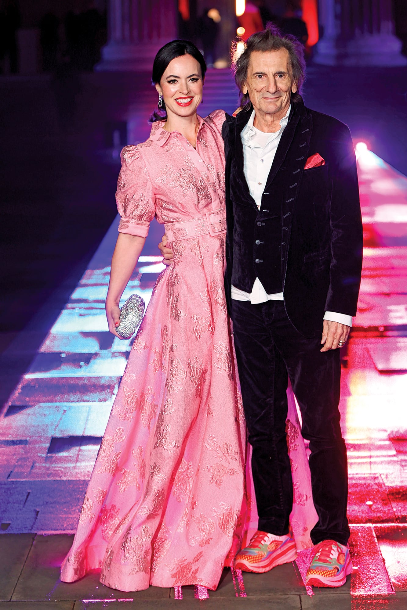Ronnie Wood eligió para la ocasión un smoking negro (sin moño) con zapatillas, mientras que su mujer, Sally, brilló con un romántico diseño rosa de Rebecca Wallace, que completó con un clutch metalizado