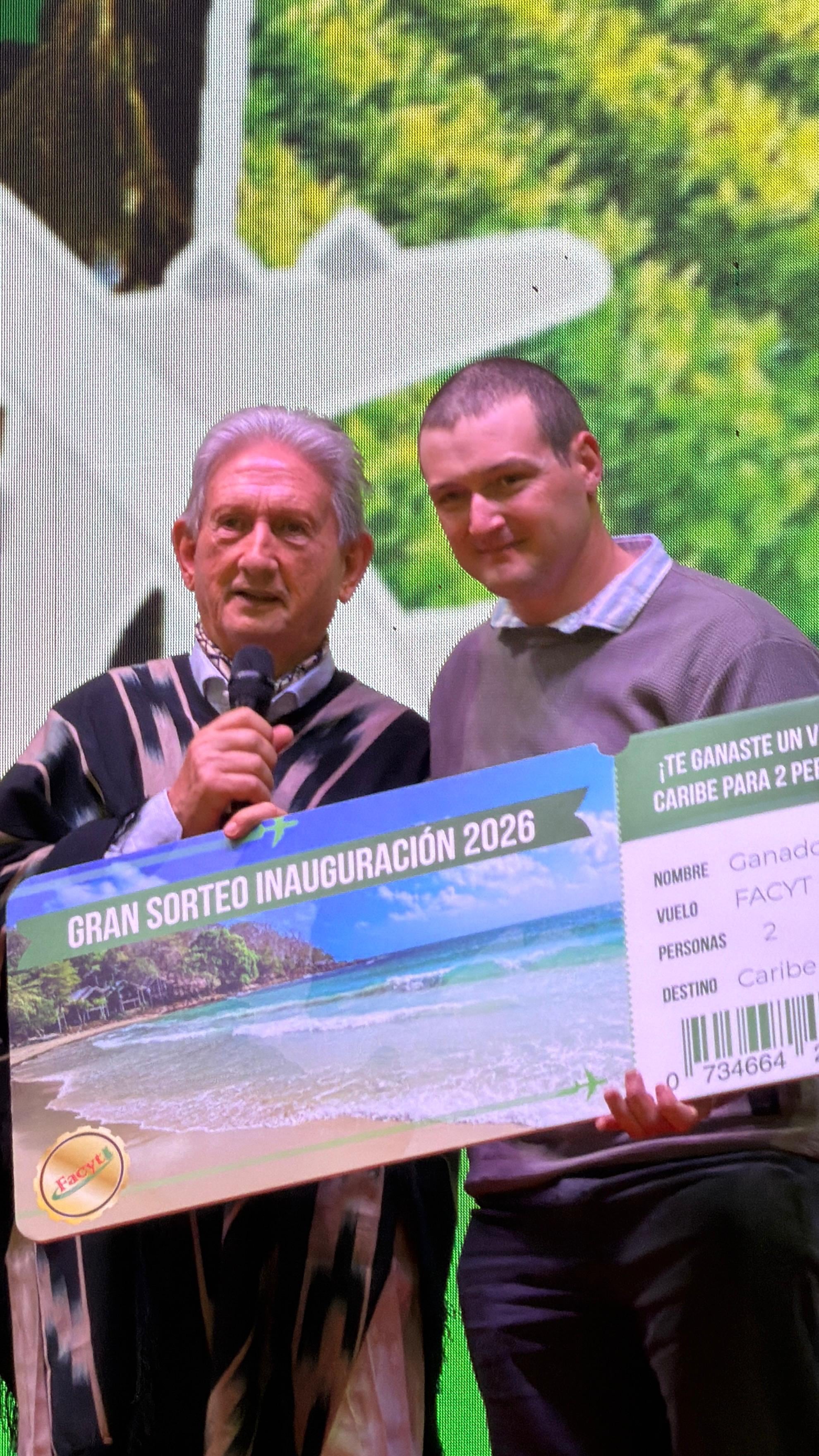 Héctor Laca, fundador de Facyt con Claudio Krenz, el ganador del viaje al caribe