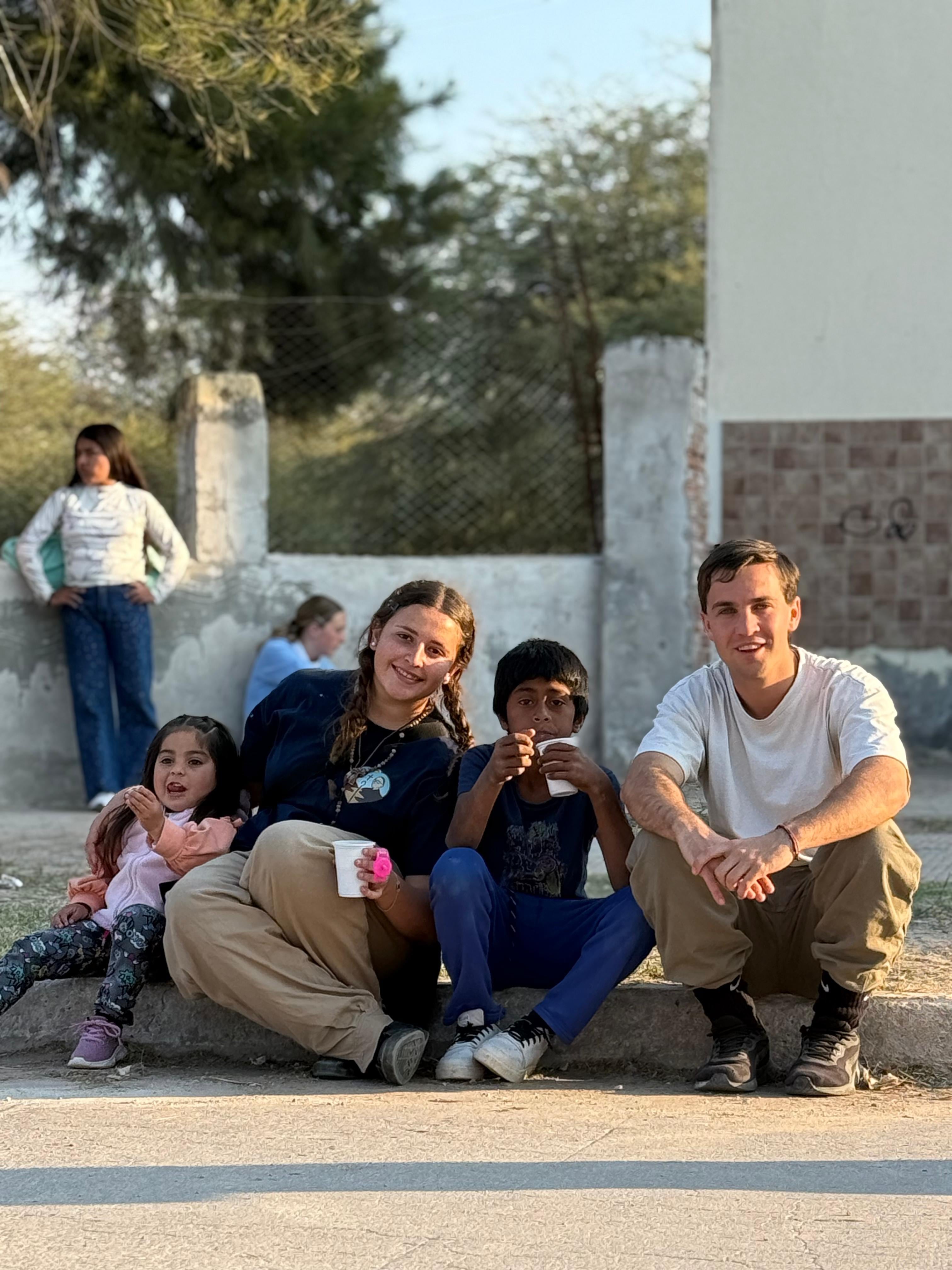 Alumnos del Michael durante una misión en Añatuya