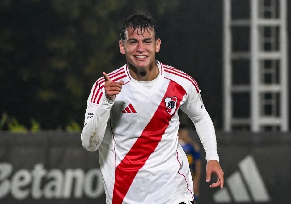 Joaco Freitas y el festejo de un gol en la Reserva de River