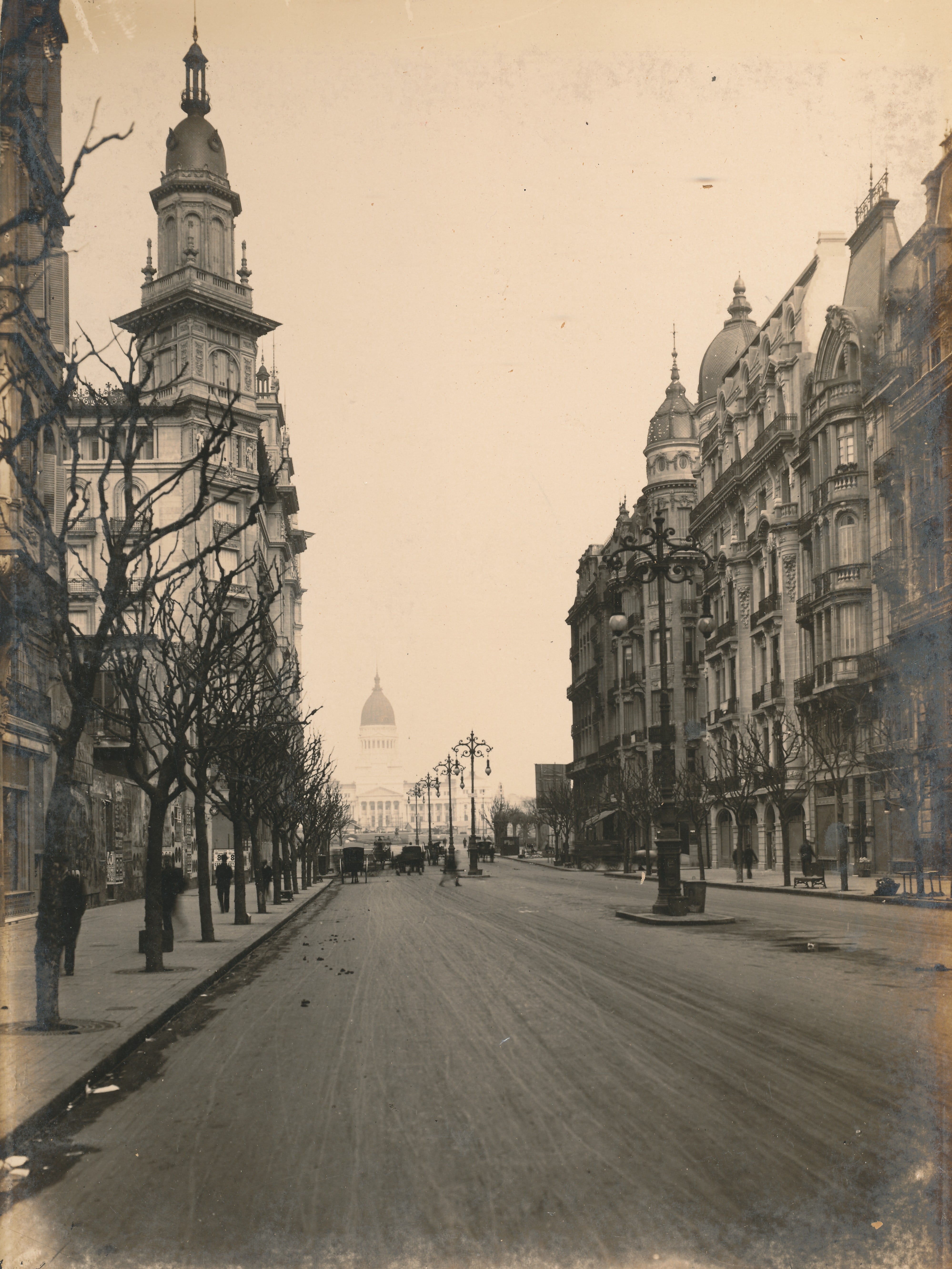 El Palacio del Congreso visto desde la Avenida de Mayo hacia 1913. Para diseñar la cúpula se tuvo en consideración el ancho de esta avenida, de manera tal que el domo pudiese visualizarse completo desde la Plaza de Mayo.