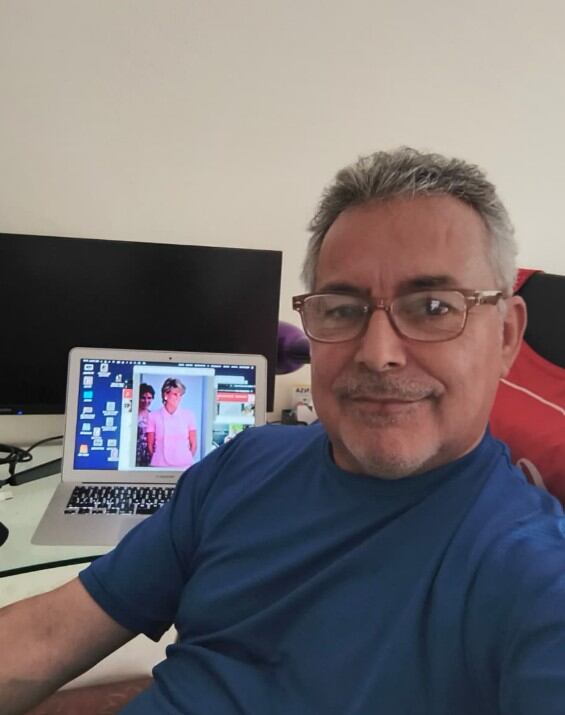 Jorge Bosch es un fotógrafo que en los años 90 fue subjefe de fotografía de la revista Gente. En 1995 tomó la famosa secuencia de Lady Di descalza y envuelta en una toalla en la casa del embajador británico, imágenes que se convirtieron en la tapa “Las fotos secretas de Lady Di en la Argentina”