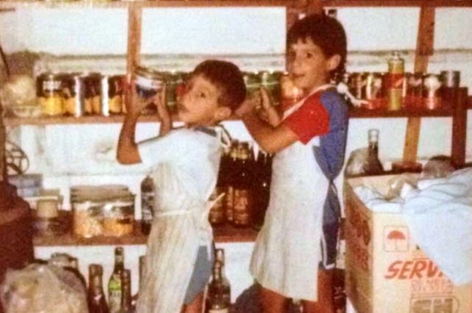 “Mis hijos comenzaron pequeños, jugando en el restaurante. Ahora ocupan un lugar central en la empresa, consolidándola como un verdadero negocio familiar”, señala Horacio, uno de los dueños de Paxapoga, orgulloso