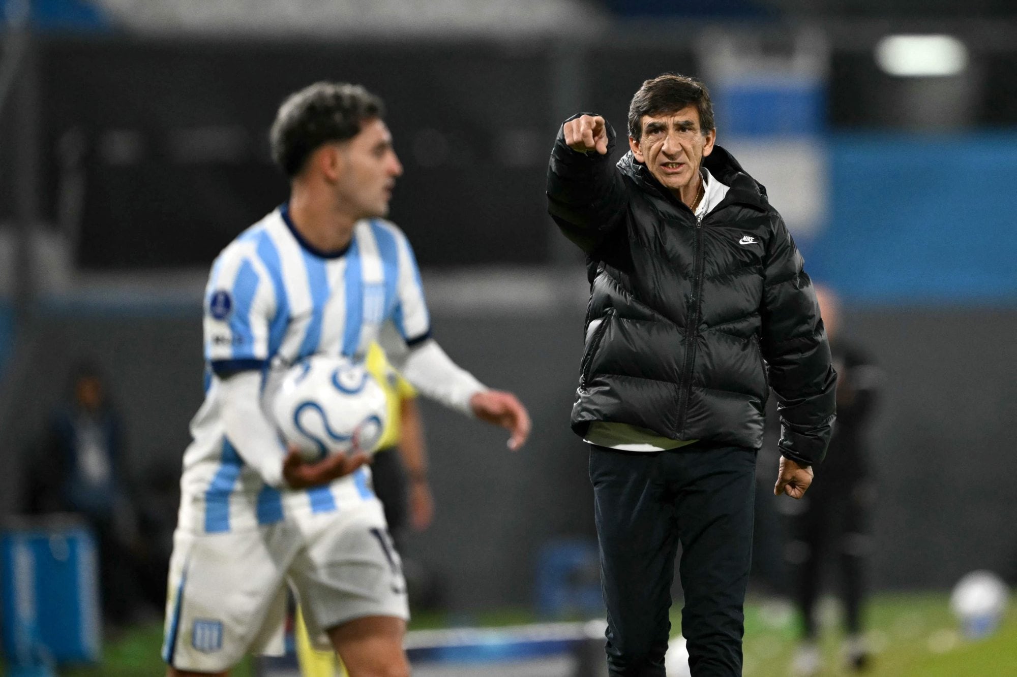 Gustavo Costas le da indicaciones a Martirena ante Caracas, el partido que marcó otra eliminación