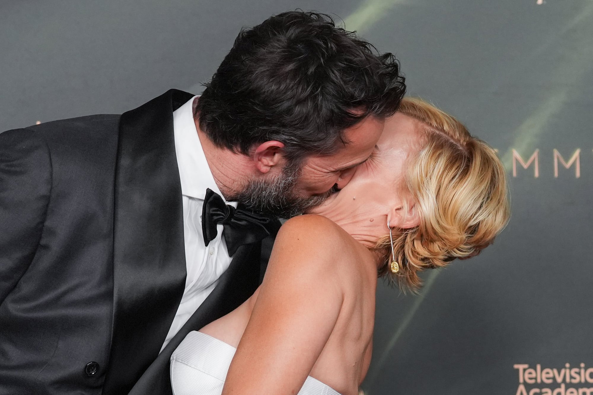 La pareja besándose apasionadamente en la última entrega de los premios Emmy