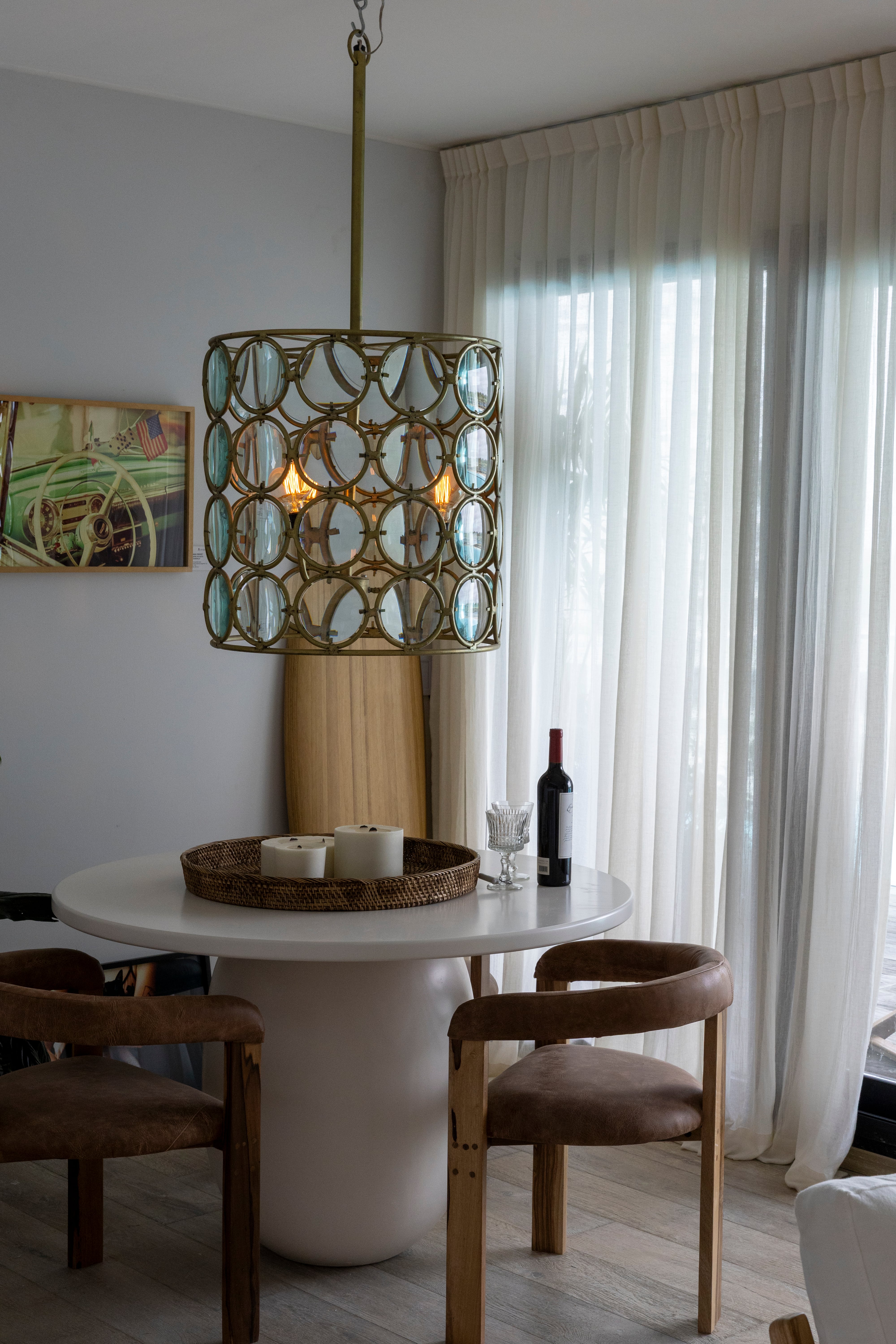 Un clásico que aporta elegancia: las cortinas tradicionales en este pequeño comedor a pasos de la cocina integrada
