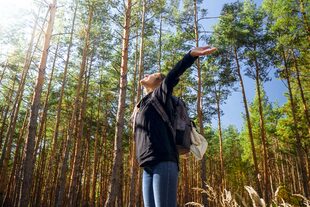 La naturaleza estuvo siempre, desde los principios de la humanidad hasta el presente y cada vez se hace más eco de por qué es tan indispensable para el bienestar