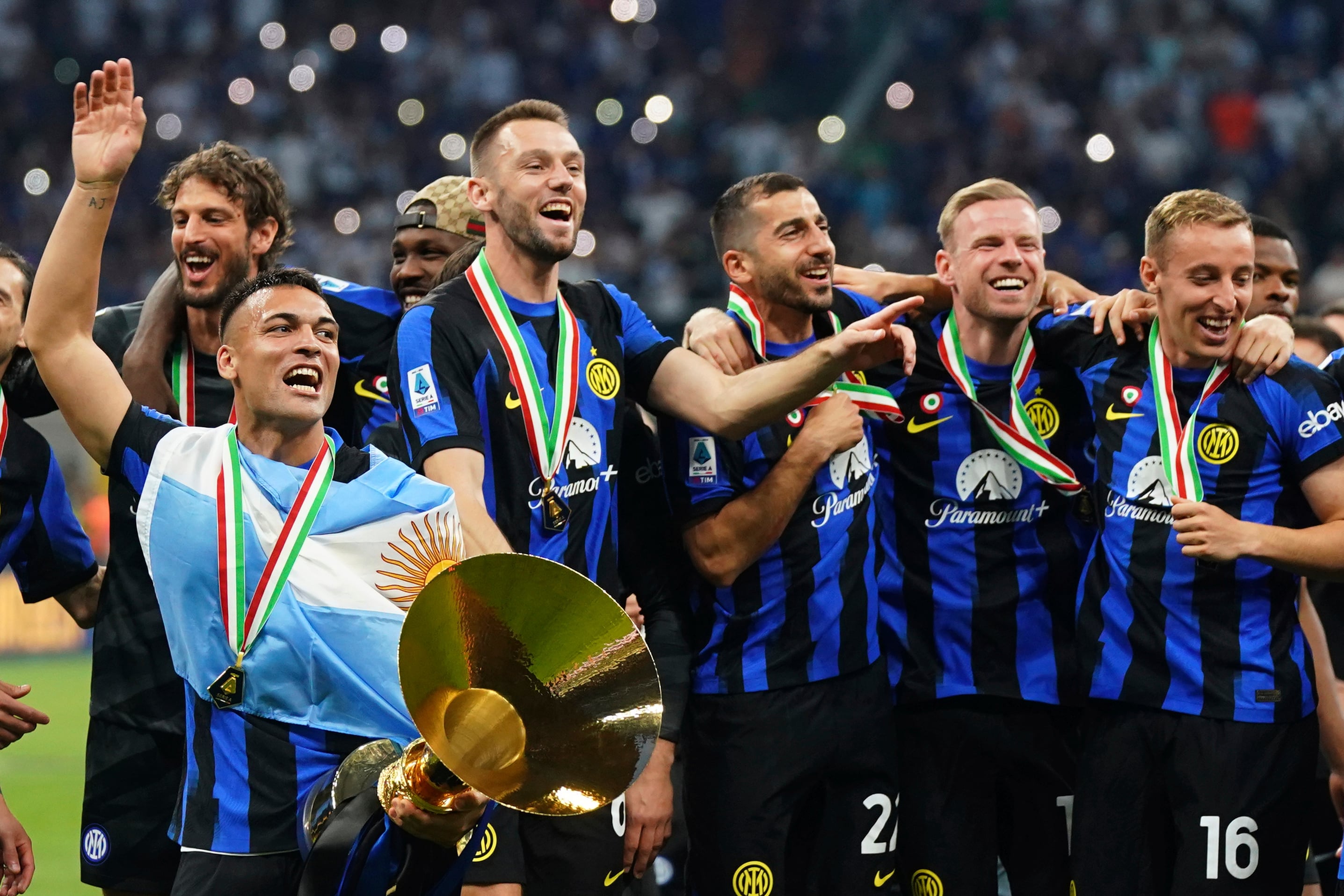 Lautaro Martínez y sus compañeros de Inter de Milán celebraron la conquista de su 20° scudetto en la Serie A italiana en el estadio San Siro, el domingo pasado, en el último partido como local en el torneo.