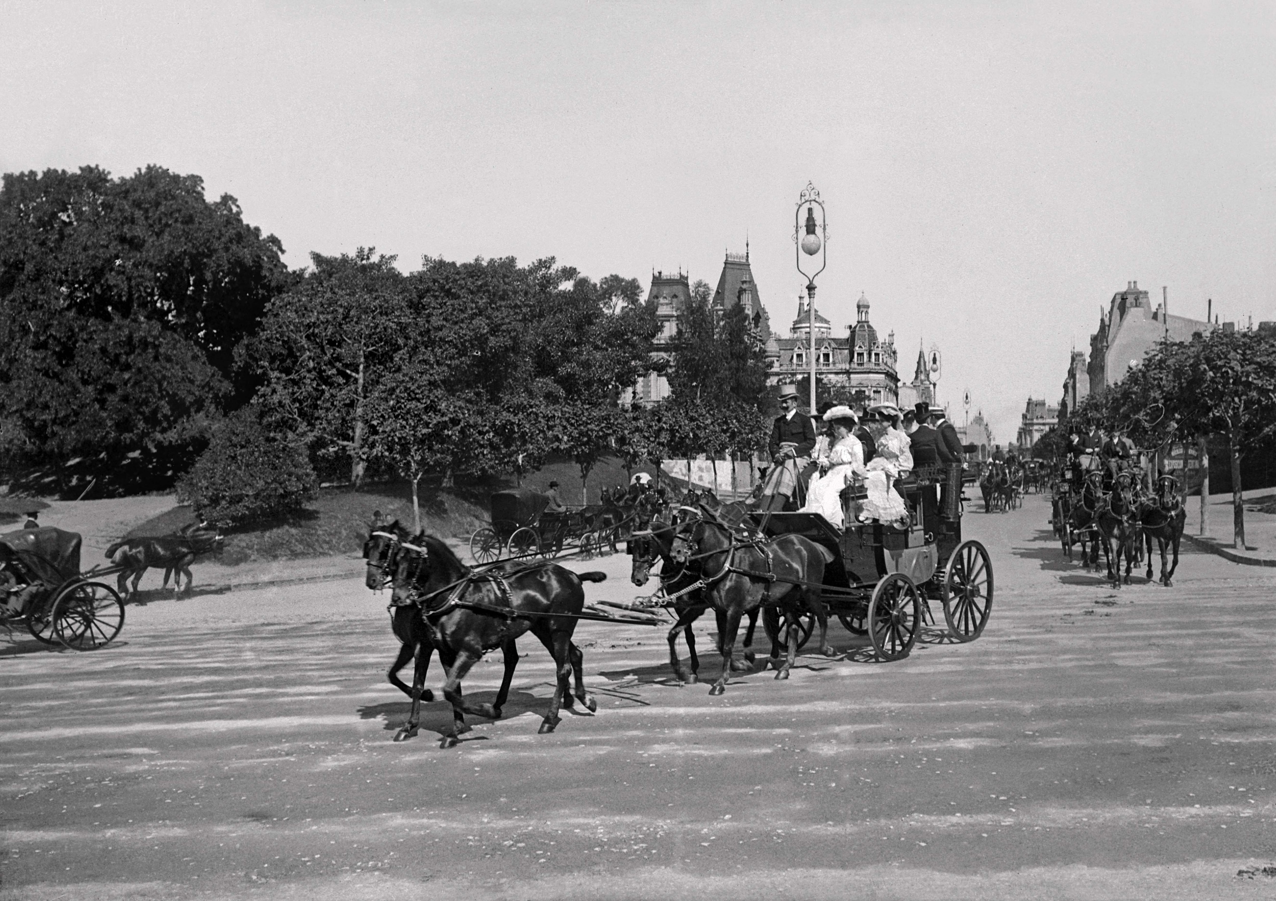 El “mail coach” del Barón Gastón Peers en Av. Alvear, a la altura de la Plaza San Martín de Tours. A la izquierda, las residencias Dose y González, ca. 1900.