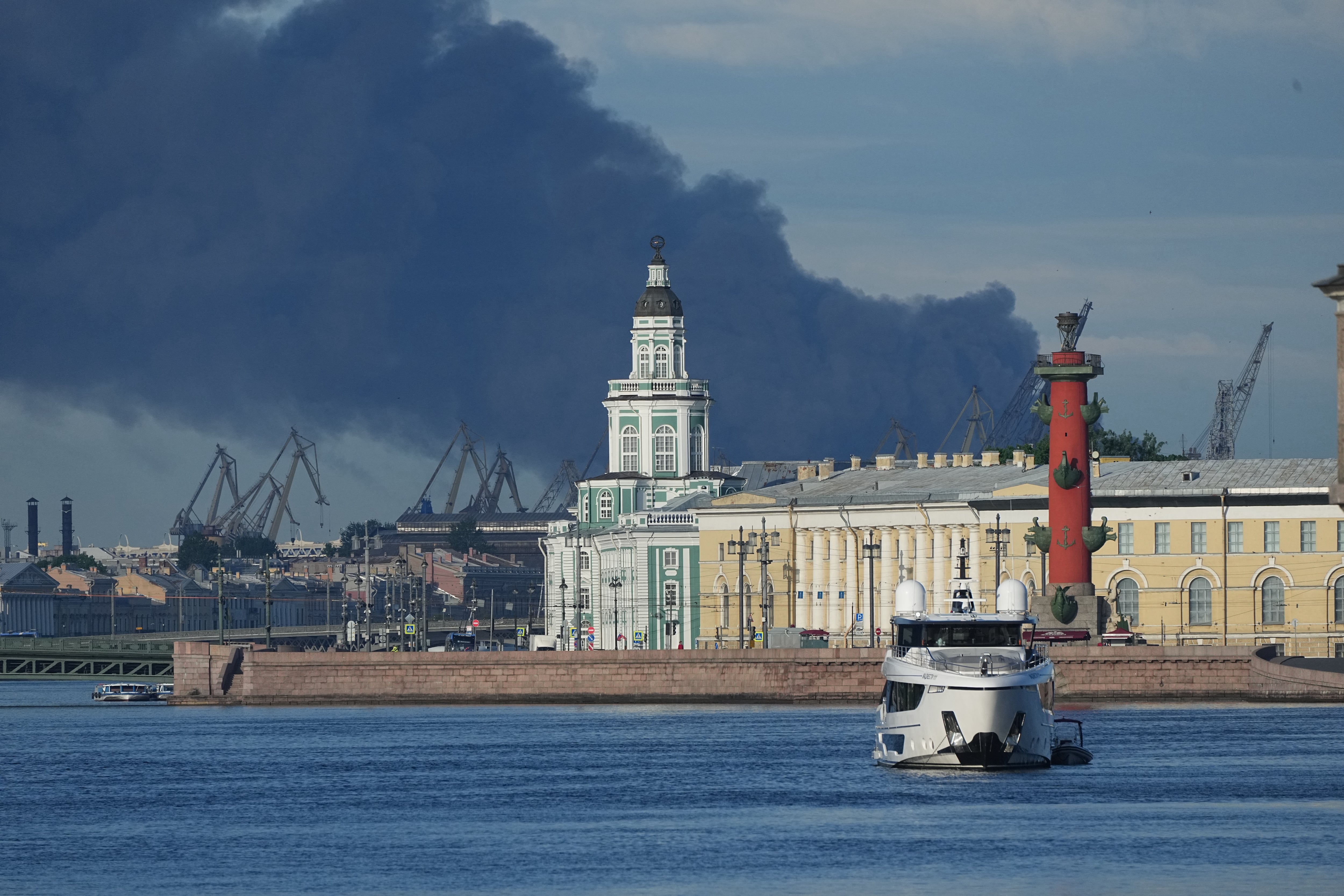 Ucrania lanza cientos de drones contra Rusia en el cierre de un foro económico internacional donde estaba Putin