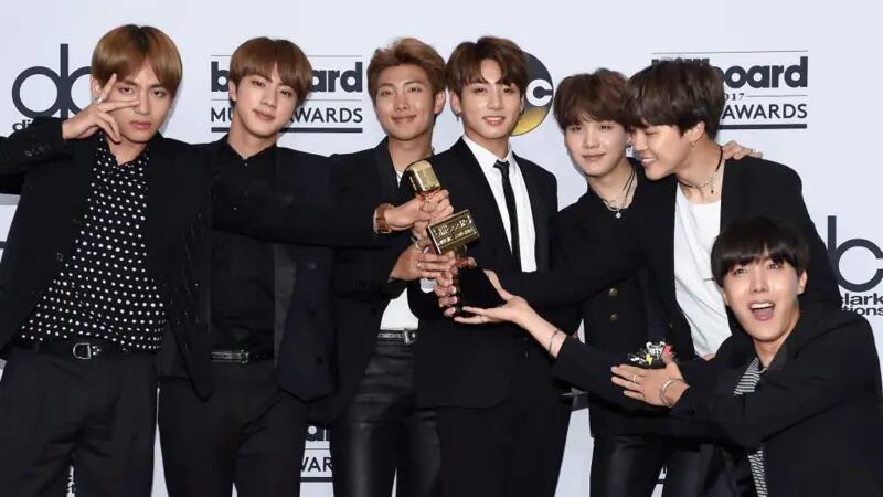 Memorias USB cargadas con dramas de televisión extranjeros y música K-pop se introducen de contrabando en Corea del Norte