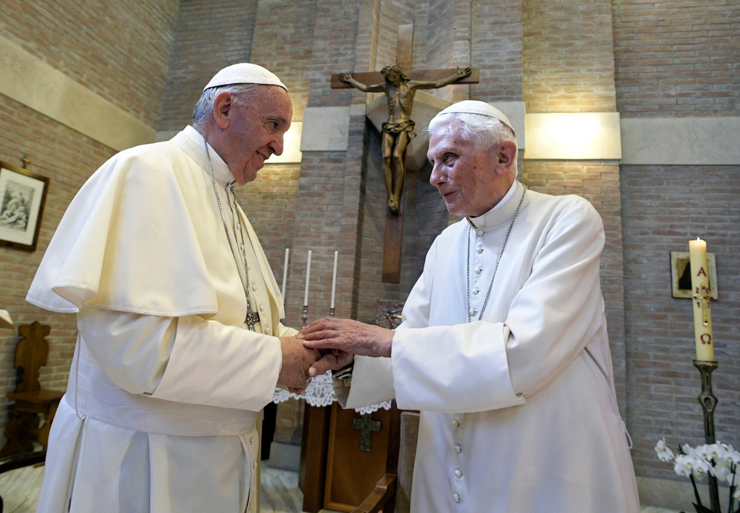El papa Francisco (i) con su predecesor, el papa Benedicto XVI, en el Vaticano, el 28 de junio de 2017