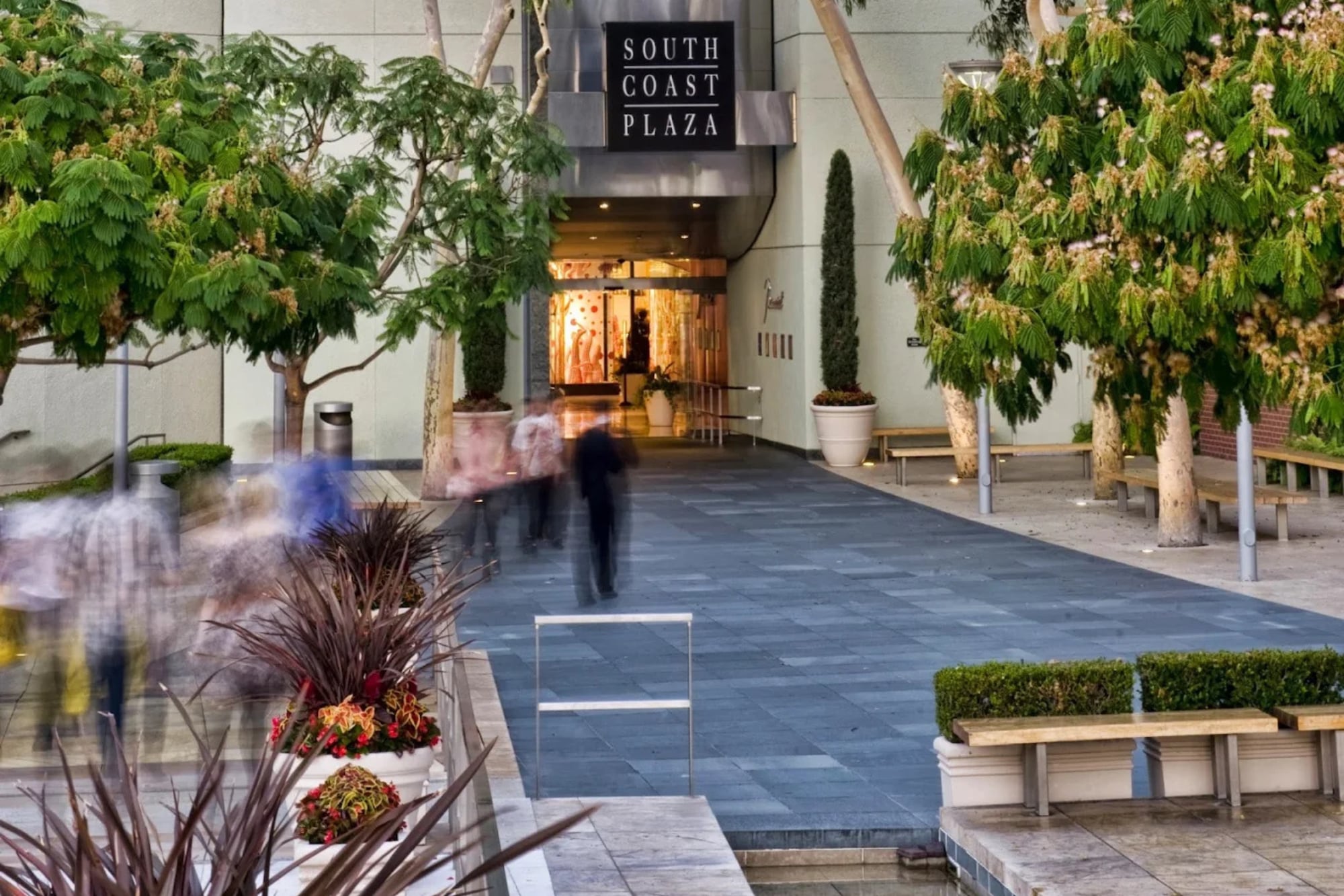 El South Coast Plaza ofrece estacionamiento gratuito y servicio de valet parking