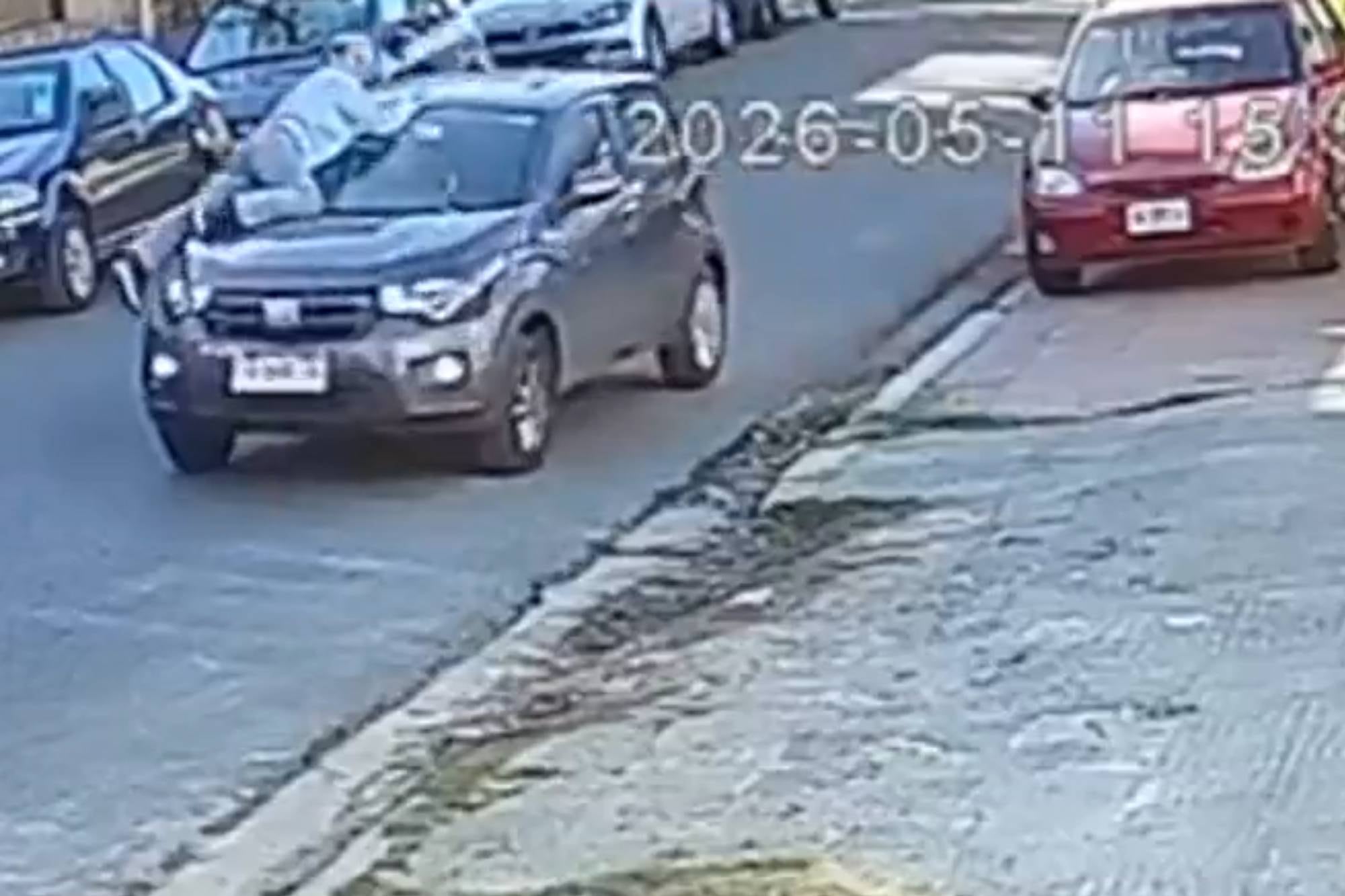 Una mujer quiso evitar que le robaran el auto y se subió al capot: viajó allí 50 metros