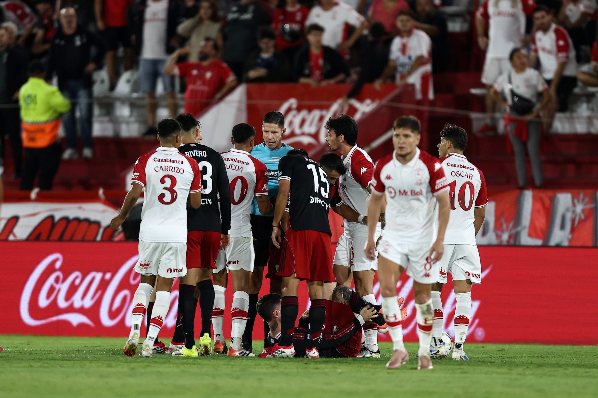 Huracán vs. River, en vivo: el minuto a minuto del partido por el torneo Apertura 5 Los jugadores de ambos equipos discuten con el arbitro Nicolás Ramírez